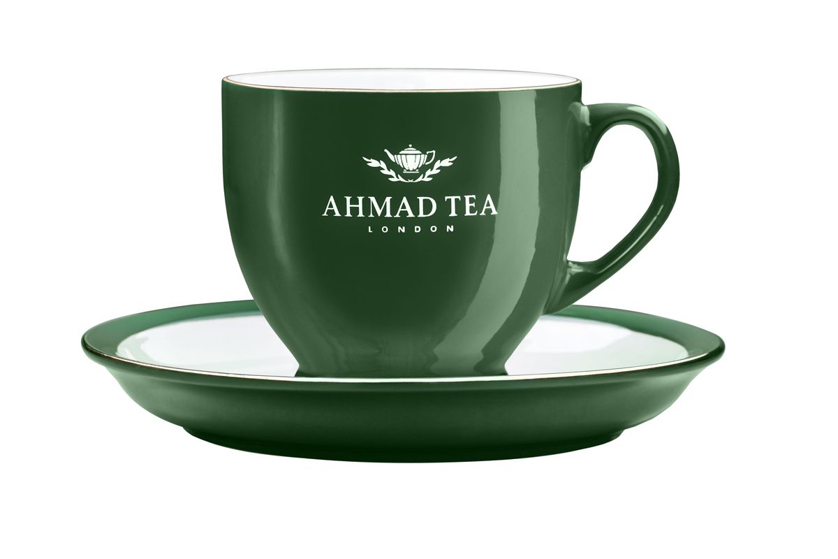 Чайная пара Ahmad Tea, цвет: темно-зеленый, белый, 2 предмета115510 Чайная пара Ahmad Tea, цвет: темно-зеленый, белый, 2 предмета115510Чайная пара Ahmad Tea состоит из чашки и блюдца, изготовленных из экологически чистой глазурованной керамики. Керамика - исключительно термостойкий, экологически чистый материал, сохраняющий все натуральные свойства воды и ее природный вкус, обладающий низкой теплопроводностью - напиток дольше остается горячим.Аристократичные чашки Ahmad Tea известны тем, что из них пьют чай знатоки клуба Что? Где? Когда?.Чайная пара Ahmad Tea станет отличным подарком для любителей чая. Дизайн изделий, несомненно, придется по вкусу и ценителям классики, и тем, кто предпочитает современный стиль.Изделия можно мыть в посудомоечной машине и использовать в микроволной печи. Объем чашки: 200 мл.Высота чашки: 7,5 см.Диаметр (по верхнему краю): 8,5 см.Диаметр блюдца: 15 см.Высота блюдца: 2 см.