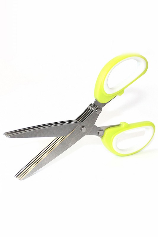 Ножницы для зелени Bradex, 5 лезвий. TK 0172TK 0172/884008 Ножницы для зелени Bradex, 5 лезвий. TK 0172TK 0172/884008Ножницы для зелени Bradex с 5 лезвиями помогут хозяйкам быстро и красиво нарезать зелень, не прикладывая для этого особых усилий. Они являются ценным помощником в домашнем хозяйстве.Инструмент придется по душе как шеф-поварам и заядлым кулинарам, так и простым любителям сэкономить время на кухне. Теперь нашинковать укроп, петрушку и другую зелень будет настолько легко, что это станет любимым занятием не только хозяйки, но и ее домочадцев. Ножницы отлично подходят для тех, кто заготавливает травы на зиму. Не нужен ни нож, ни разделочная доска. Просто и безопасно.Преимущества устройства: Идеальны для шинковки трав и зелени (петрушки, укропа, зеленого лука и т.д.) Подходят для резки обычных материалов – бумаги, тканиПригодны для мытья в посудомоечной машине.