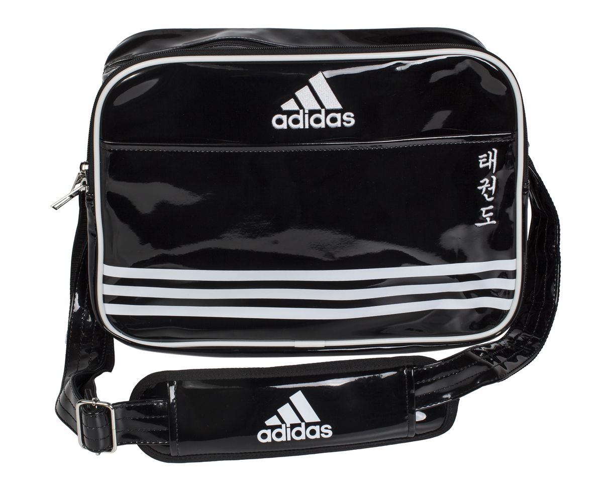 Сумка спортивная Adidas Sports Carry Bag Taekwondo, цвет: черный, белый. Размер SS76245 Сумка спортивная Adidas Sports Carry Bag Taekwondo, цвет: черный, белый. Размер SS76245Спортивная сумка Adidas Sports Carry Bag Taekwondo изготовлена из искусственной кожи. На передней стороне сумки вышиты иероглифы Taekwondo. Она предназначена для переноски и хранения спортивного инвентаря и других нужных для занятия спортом предметов. Сумка состоит из 1 большого отделения и 2 внешних карманов. Имеет удобный плечевой ремень.