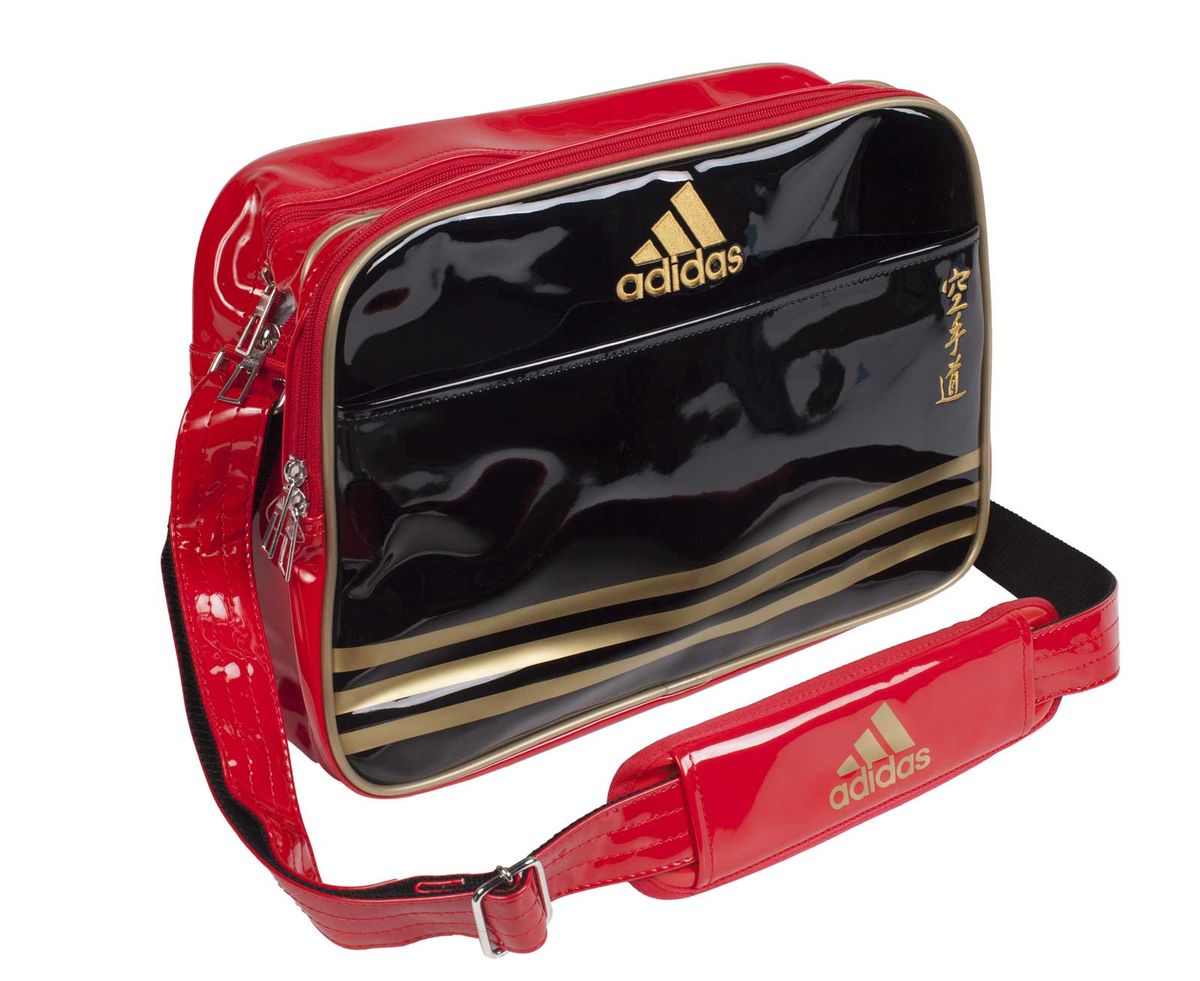 Сумка спортивная Adidas Sports Carry Bag Karate, цвет: черный, красный, золотой. Размер SГризли Сумка спортивная Adidas Sports Carry Bag Karate, цвет: черный, красный, золотой. Размер SГризлиСпортивная сумка Adidas Sports Carry Bag Karate изготовлена из искусственной кожи. На передней стороне сумки вышиты иероглифы Karate. Она предназначена для переноски и хранения спортивного инвентаря и других нужных для занятия спортом предметов. Сумка состоит из 1 большого отделения и 2 внешних карманов. Имеет удобный плечевой ремень.