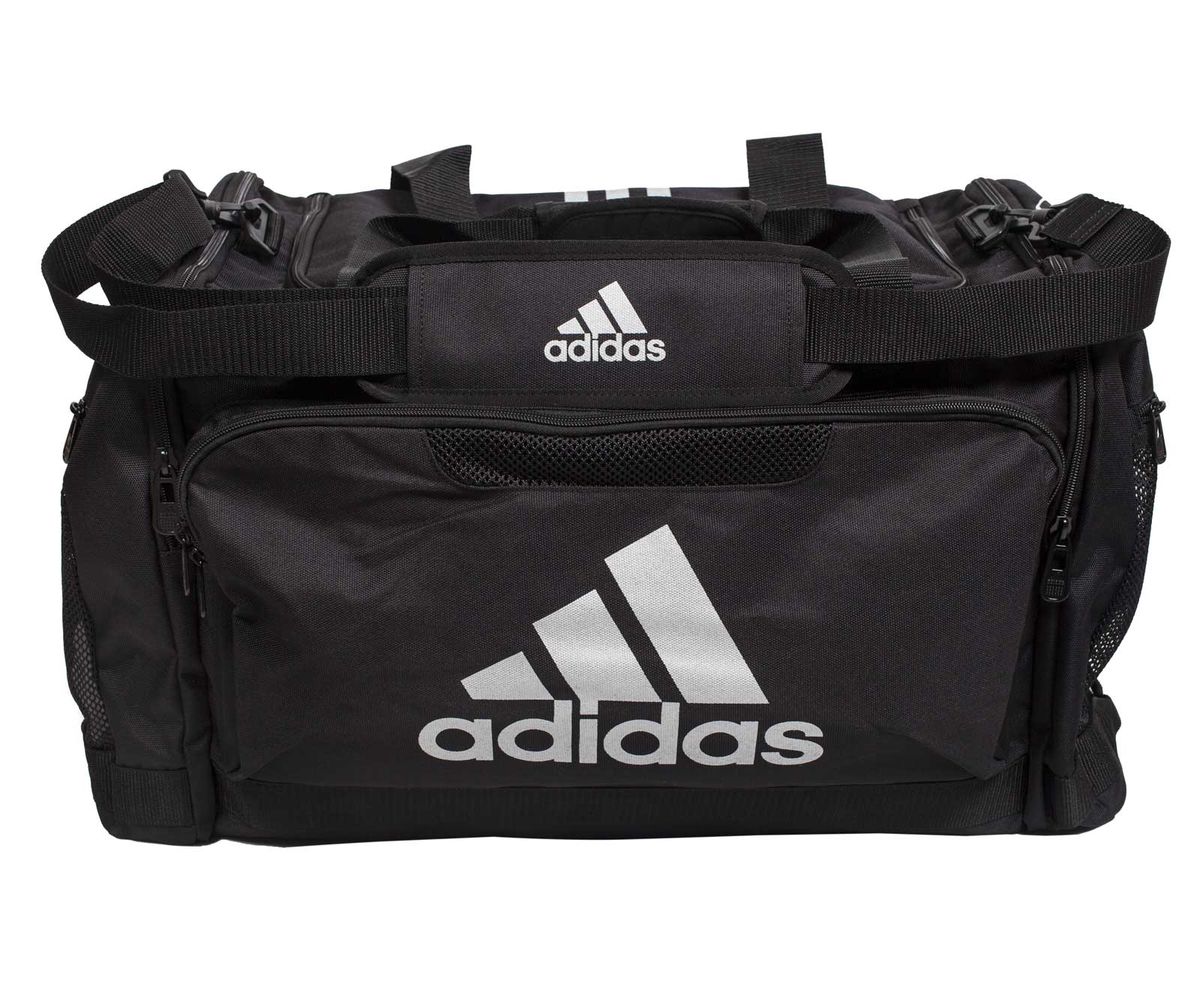 Сумка спортивная Adidas Nylon Team Bag Boxing, цвет: черный. Размер МГризли Сумка спортивная Adidas Nylon Team Bag Boxing, цвет: черный. Размер МГризлиСпортивная сумка Adidas Nylon Team Bag Boxing изготовлена из полиэстера. Лицевая сторона сумки оформлена оригинальным принтом. Она предназначена для переноски и хранения спортивного инвентаря и других нужных для занятия спортом предметов. Сумка состоит из 1 большого отделения и 3 внешних карманов. Имеет удобный плечевой ремень.