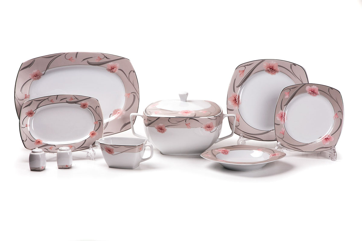 Сервиз столовый La Rose des Sables Oasis, 24 предмета115510 Сервиз столовый La Rose des Sables Oasis, 24 предмета115510Сервиз столовый La Rose des Sables Oasis состоит из 6 обеденных тарелок, 6 десертных тарелок, 6 суповых тарелок, 2 овальных блюд, супницы с крышкой, соусника, солонки и перечницы. Посуда выполнена из высококачественного тунисского фарфора, изготовленного из уникальной белой глины. На всех изделиях La Rose des Sables можно увидеть маркировку Pate de Limoges. Это означает, что сырье для изготовления фарфора добывают во французской провинции Лимож, и качество соответствует высоким европейским стандартам. Все производство расположено в Тунисе. Особые свойства этой глины, открытые еще в 18 веке, позволяют создать удивительно тонкую, легкую и при этом прочную посуду. Благодаря двойному термическому обжигу фарфор обладает высокой ударопрочностью, стойкостью к сколам и трещинам, жаропрочностью и великолепным блеском глазури. Коллекция Oasis - это изысканная классика, дополненная нежным цветочным узором. Яркие розовые цветы и блестящая позолота на нежном фоне цвета пепельной розы приковывают к себе взгляды. Эта посуда станет настоящим украшением вашего стола. Прекрасный вариант для праздничной сервировки стола. Не рекомендуется использовать в СВЧ печи и мыть в посудомоечной машине. Диаметр десертной тарелки: 21 см. Диаметр обеденной тарелки: 26 см. Диаметр суповой тарелки: 22 см. Размер овальных блюд: 24 см; 36 см. Объем супницы: 3,5 л. Объем соусника: 230 мл. Объем солонки и перечницы: 50 мл.