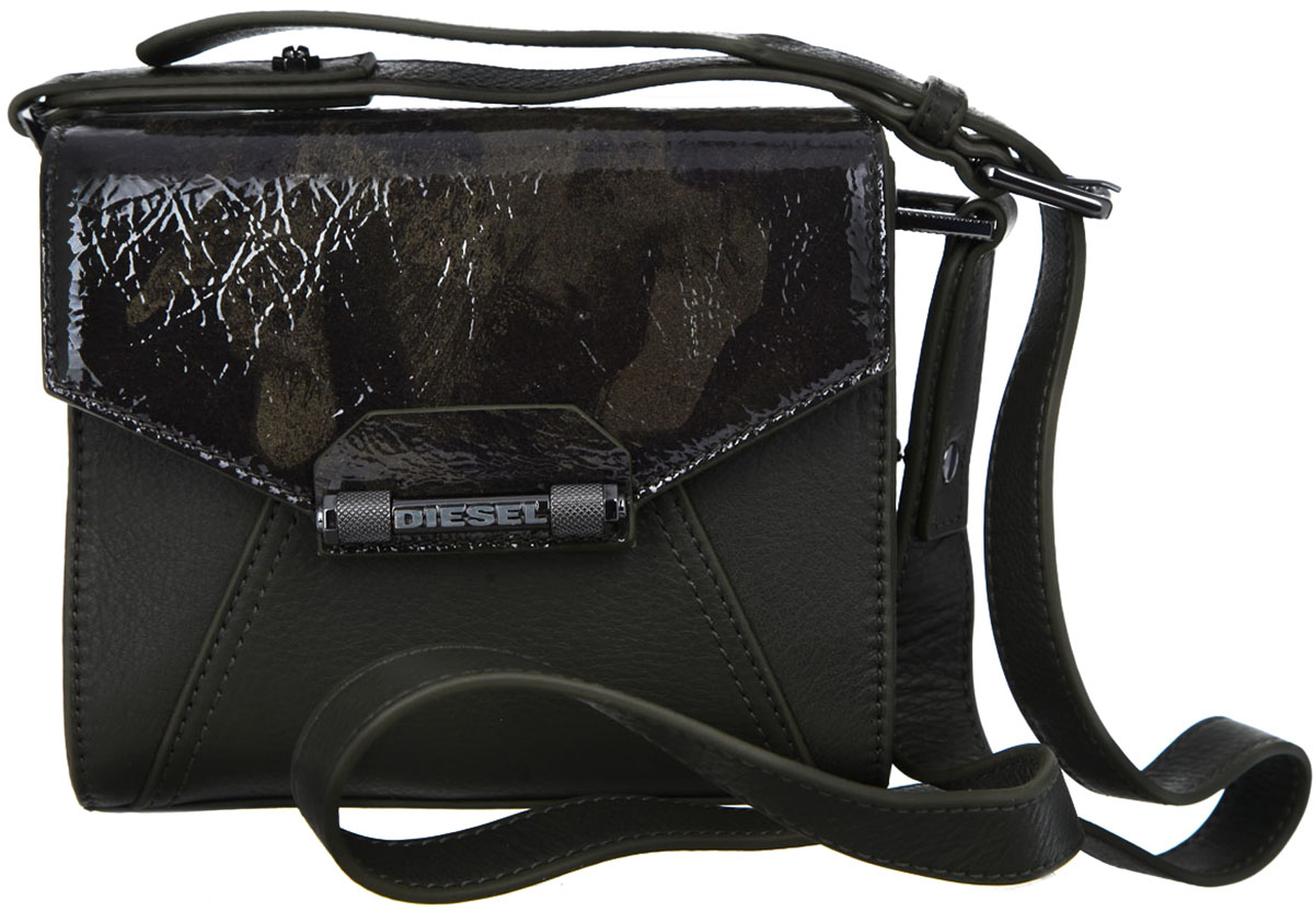 Сумка женская Diesel, цвет: хаки. X03397-P0723X03397-P0723/H2110 Сумка женская Diesel, цвет: хаки. X03397-P0723X03397-P0723/H2110Стильная женская сумка Diesel выполнена из натуральной кожи.Изделие содержит одно основное отделение, которое закрывается клапаном на магнитную кнопку. Клапан украшен металлическим элементом с названием бренда производителя. Внутри имеется два накладных кармашка для мобильного телефона и мелочей.Модель оснащена регулируемым по длине плечевым ремнем. К сумке прилагается чехол для хранения. Оригинальная сумка станет незаменимой спутницей в маленьком путешествии, поможет вам подчеркнуть свою индивидуальность и сделает ваш образ изысканным и завершенным.