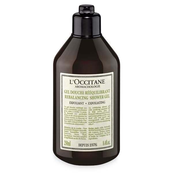 LOccitane Отшелушивающий гель для душа Аромакология 250 млFS-00897 LOccitane Отшелушивающий гель для душа Аромакология 250 млFS-00897Откройте для себя восстанавливающий ритуал по уходу за телом, который не только потрясающий расслабляющий эффект, но и поможет снять стресс и мышечное напряжение. Отшелушивающий гель для душа с пятью очищающими эфирными маслами заряжает энергией и восстанавливает баланс кожи. Формула с частичками лимонной цедры и оливок бережно удаляет загрязнения, смягчает кожу и насыщает ее кислородом