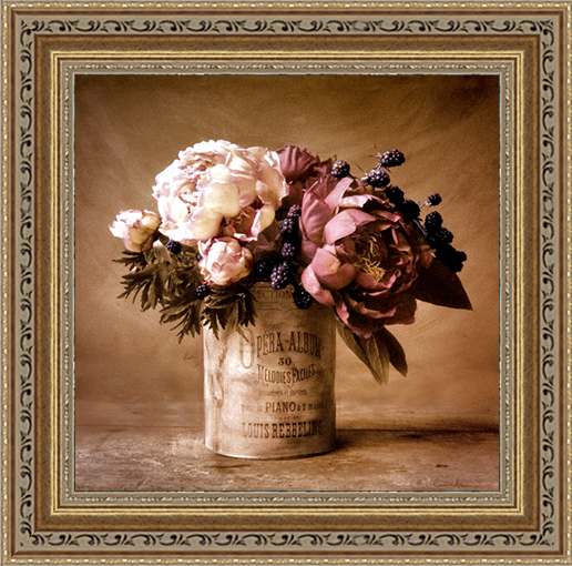 Застывшие пионы(Cristin Atria), 30 x 30 см97678 Застывшие пионы(Cristin Atria), 30 x 30 см97678Художественная репродукция картины Cristin Atria Estate Peonies.Размер постера: 30 см x 30 см.Артикул:30x30 A3585-41709. Изображение нанесено на чрезвычайно плотную основу (это не бумага и не картон) и обрамлено в багет.Технология изготовления арт-постеров подразумевает обязательную художественную ламинацию каждого изображения, чтопридает картине дополнительную ценность, а также защищает поверхность от загрязнения, повреждений (в том числе попыток помять, исцарапать изображение), влаги и ультрафиолетовых лучей. Так, например, наши арт-постеры совершенно спокойно перенесут не одну зиму в дачном или загородном доме.Ламинирование может значительно улучшить качество изображения. Использование пленок дает различную фактуру лицевой поверхности изображения (глянцевую, матовую, холщевую, ситцевую, льняную и другие). Например, при использовании глянцевых пленок изображение проявляется - краски становятся более контрастными исочными. Технология художественного ламинирования максимально приближает изображение к натуральной картине (холст, масло), акварели.Отличить арт-постер, изготовленный по такой технологии, от копии, нарисованной художником можно лишь при детальном пристальном рассмотрении. Рассматривая арт-постер с расстояния свыше 1 метра - вы не заметите никаких отличий. А компьютерная точность воспроизведения, исключающая неточность руки копировальщика, создаст в Вашем доме ощущение присутствия настоящего шедевра, не подвластного времени. Именно поэтому арт-постеры являютсяпризнанным стандартом изготовления копий художественных произведений.При обрамлении изображений, поверхность которых защищена художественной ламинацией, стекло не требуется. А это означает отсутствие раздражающих бликов, возможности случайно разбить стекло, уменьшается вес Арт-постера.