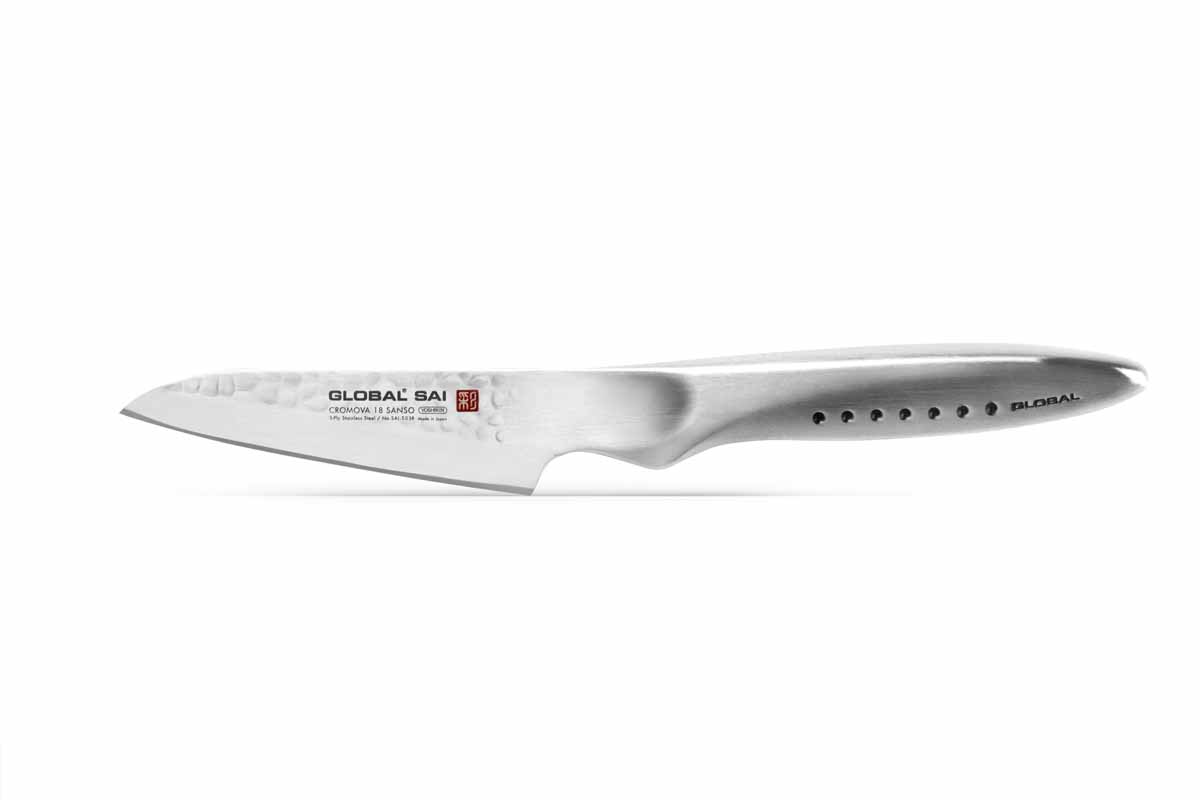 Нож для овощей Global Sai. Straight, длина лезвия 9 смSK-KS18C red Нож для овощей Global Sai. Straight, длина лезвия 9 смSK-KS18C redНожи Global Sai сделаны по тем же строгим стандартам, что и классические линейки Global, однако имеют полностью обновленный эргономичный дизайн ручек, учитывающий положение большого пальца, что позволяет уменьшить усилия при резке. Привлекательная двусторонняя отделка лезвия, выполненная специальным электромолотком, имеет не только декоративную функцию - получившиеся таким образом воздушные карманы, позволяют идеально нарезать продукты, и не допускают прилипания пищи к лезвию.Бренд Global выбор многих поваров со всего мира, ножи этого производителя известны своей универсальностью и исключительной ловкостью.Отличительной чертой японских ножей Global являются их рукоятки и уникальная бесшовная конструкция. Рукоятки и лезвия изготовлены из одного, цельного полотна нержавеющей стали, что делает ножи максимально гигиеничными и прочными. На них не скапливается грязь, и их очень легко мыть. Покрытие рукоятки специальными ямочками-впадинами, обеспечивает удобный и надежный захват.Лезвие изготовлено из специального материала Cromova 18 Sanso, который состоит из трех слоев нержавеющей стали (центрального и двух боковых). Центральный слой режущей поверхности сделан из нержавеющей стали Cromova 18 (хром, молибден, ванадий) с твердостью по шкале Роквелла 58-59 единиц и заточен к острому краю, что дает удивительные результаты при резке. Этот слой заключен между двумя боковыми слоями более мягкой нержавеющей стали SUS 410, что помогает защитить лезвие от скалывания и коррозии. Еще одной важной отличительной характеристикой ножа является его идеальная балансировка. Полая ручка ножа заполнена песком, количество которого точно рассчитано, чтобы обеспечить наиболее оптимальное соотношение веса лезвия и рукоятки. Этот метод позволяет добиться максимально точной балансировки.Не рекомендуется использование в посудомоечной машине.