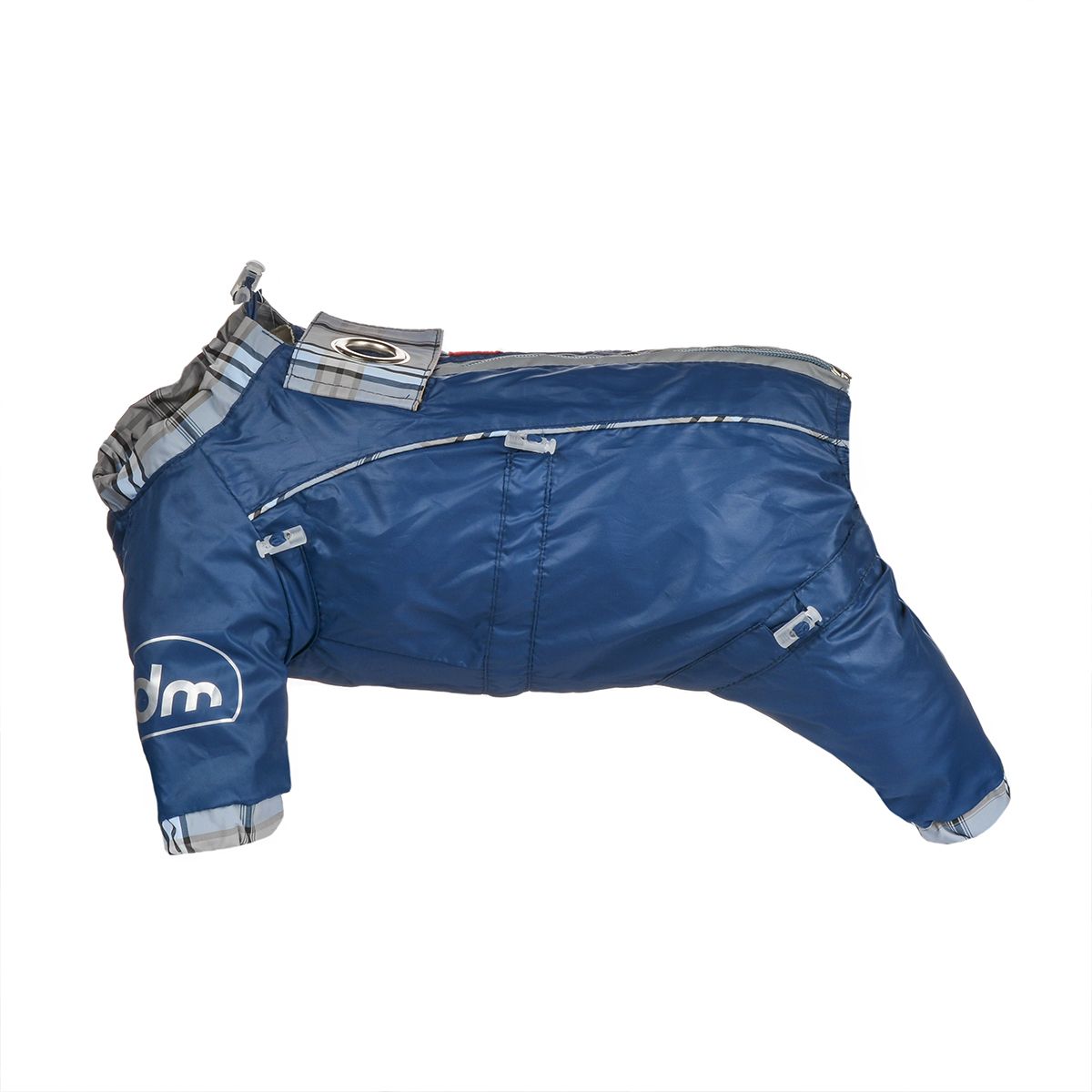 Комбинезон для собак Dogmoda Doggs, для мальчика, цвет: темно-синий. Размер XL0120710 Комбинезон для собак Dogmoda Doggs, для мальчика, цвет: темно-синий. Размер XL0120710Комбинезон для собак Dogmoda Doggs отлично подойдет для прогулок в ветреную погоду.Комбинезон изготовлен из полиэстера, защищающего от ветра и осадков, с подкладкой из вискозы, которая обеспечит отличный воздухообмен. Комбинезон застегивается на молнию и липучку, благодаря чему его легко надевать и снимать. Молния снабжена светоотражающими элементами. Низ рукавов и брючин оснащен внутренними резинками, которые мягко обхватывают лапки, не позволяя просачиваться холодному воздуху. На вороте, пояснице и лапках комбинезон затягивается на шнурок-кулиску с затяжкой. Модель снабжена непромокаемым карманом для размещения записки с информацией о вашем питомце, на случай если он потеряется.Благодаря такому комбинезону простуда не грозит вашему питомцу и он не даст любимцу продрогнуть на прогулке.