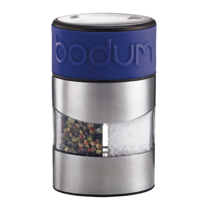 Мельница для перца и соли Bodum Twin, цвет: синийVT-1520(SR) Мельница для перца и соли Bodum Twin, цвет: синийVT-1520(SR)Мельница для перца и соли Bodum Twin, выполненная из прозрачного стекла и нержавеющей стали, позволяет солить и перчить одновременно. В верхней части мельницы имеется цветная силиконовая вставка. Мельница легка в использовании: одним поворотом силиконовой части мельницы приспособление переключается с солонки на перечницу, и вы сможете поперчить или добавить соль по своему вкусу в любое блюдо. Прочный керамический механизм позволяет молоть практически без усилий. Благодаря прозрачной конструкции легко определить, когда соль или перец заканчиваются. Оригинальная мельница модного дизайна будет отлично смотреться на вашей кухне и станет незаменимым предметом при приготовлении пищи.Мельниц уже содержит внутри соль и перец.Размер мельницы: 6,5 см х 6,5 см х 11 см.