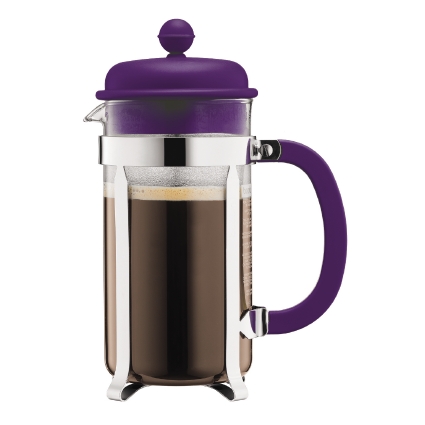 Кофейник Bodum Caffettiera, с прессом, цвет: фиолетовый, 1 л115510 Кофейник Bodum Caffettiera, с прессом, цвет: фиолетовый, 1 л115510Кофейник Bodum Caffettiera представляет собой колбу из термостойкого стекла в оправе из полированной нержавеющей стали. Кофейник оснащен фильтром french press из нержавеющей стали, который позволяет легко и просто приготовить отличный напиток. Ручка и крышка кофейника выполнены из прочного пластика. Благодаря такому кофейнику приготовление вкуснейшего ароматного и крепкого кофе займет всего пару минут. Настоящим ценителям натурального кофе широко известны основные и наиболее часто применяемые способы его приготовления: эспрессо, по-турецки, гейзерный. Однако существует принципиально иной способ, известный как french press, благодаря которому приготовление ароматного напитка стало гораздо проще. Весь процесс приготовления кофе займет не более 7 минут.