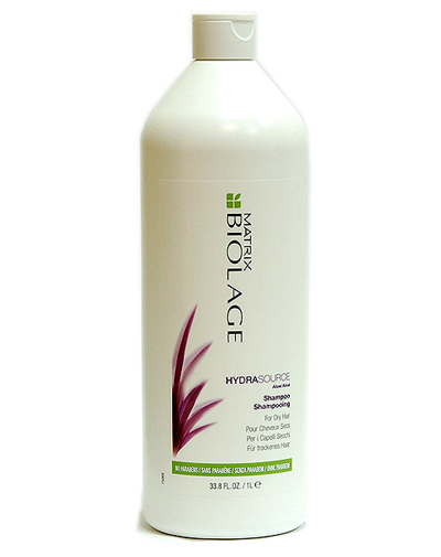 Matrix Biolage Hydrasource Шампунь 1лFS-00897 Matrix Biolage Hydrasource Шампунь 1лFS-00897Шампунь деликатно очищает, питает сухие, подверженные стрессу волосы, восстанавливает их здоровье от корней до кончиков, придавая блеск и мягкость. Средство поглощает и сохраняет влагу внутри волоса, стабилизируя его естественный гидробаланс. Не содержит парабенов.