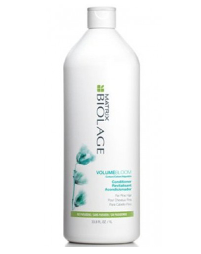 Matrix Кондиционер Biolage Volumebloom, 1лFS-00103 Matrix Кондиционер Biolage Volumebloom, 1лFS-00103Кондиционер разглаживает и увлажняет волосы без утяжеления. Благодаря уникальной формуле, лежащей в основе, он закрывает верхние чешуйки волоса, приоткрытые при мытье, и создает на поверхности волос тончайшую пленку, которая не только надежно защищает волосы от разного рода неблагоприятных внешних воздействий, но и снимает статическое напряжение. Входящие в состав кондиционера керамиды превосходно укрепляют волосы изнутри. Регулярное использование средства подарит вашим волосам роскошный объем, дополнительный блеск и послушность. Не содержит парабенов. Подходит для окрашенных волос.