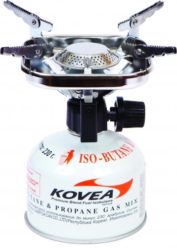 Горелка газовая Kovea Vulcan Stove ТКВ-890120-5-058 Горелка газовая Kovea Vulcan Stove ТКВ-890120-5-058Газовая горелка Kovea TKB-8901 Vulcan Stove - популярная портативная туристическая газовая горелка с пьезоподжигом. Благодаря увеличенному размеру головки, пламя горелки рассеивается, что уменьшает вероятность пригорания пищи. Раскладные лапки конфорки позволяют использовать посуду большого размера и приготовить пищу для нескольких человек. Теплоотражающий экран квадратной формы экономит топливо и эффективно отражает тепло газовой горелки на дно посуды, увеличивая тем самым КПД. Горелка работает от газового баллона резьбового стандарта, но возможно и подсоединение к цанговому газовому баллону при помощи адаптера со шлангом Cobra. Данные аксессуары приобретаются отдельно. Комплектация: горелка, пластиковый кофр, инструкция по эксплуатации. Мощность: 1,53 кВт. Вес: 338 г. Топливо: газ. Расход топлива: 160 г/ч. Размер (в походном положении): 122 мм x 100 мм x 125 мм.Диаметр конфорки: 19 см.