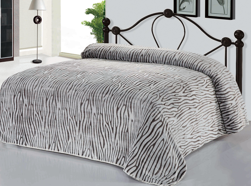 Плед Soft Line, цвет: серый, 200 х 220 см. 10398391602 Плед Soft Line, цвет: серый, 200 х 220 см. 10398391602Роскошный плед Soft Line гармонично впишется в интерьер вашего дома и создаст атмосферу уюта и комфорта. Плед выполнен из мягкого и приятного на ощупь флиса (100% полиэстер). Высочайшее качество материала гарантирует безопасность не только взрослых, но и самых маленьких членов семьи.Плед - это такой подарок, который будет всегда актуален, особенно для ваших родных и близких, ведь вы дарите им частичку своего тепла!