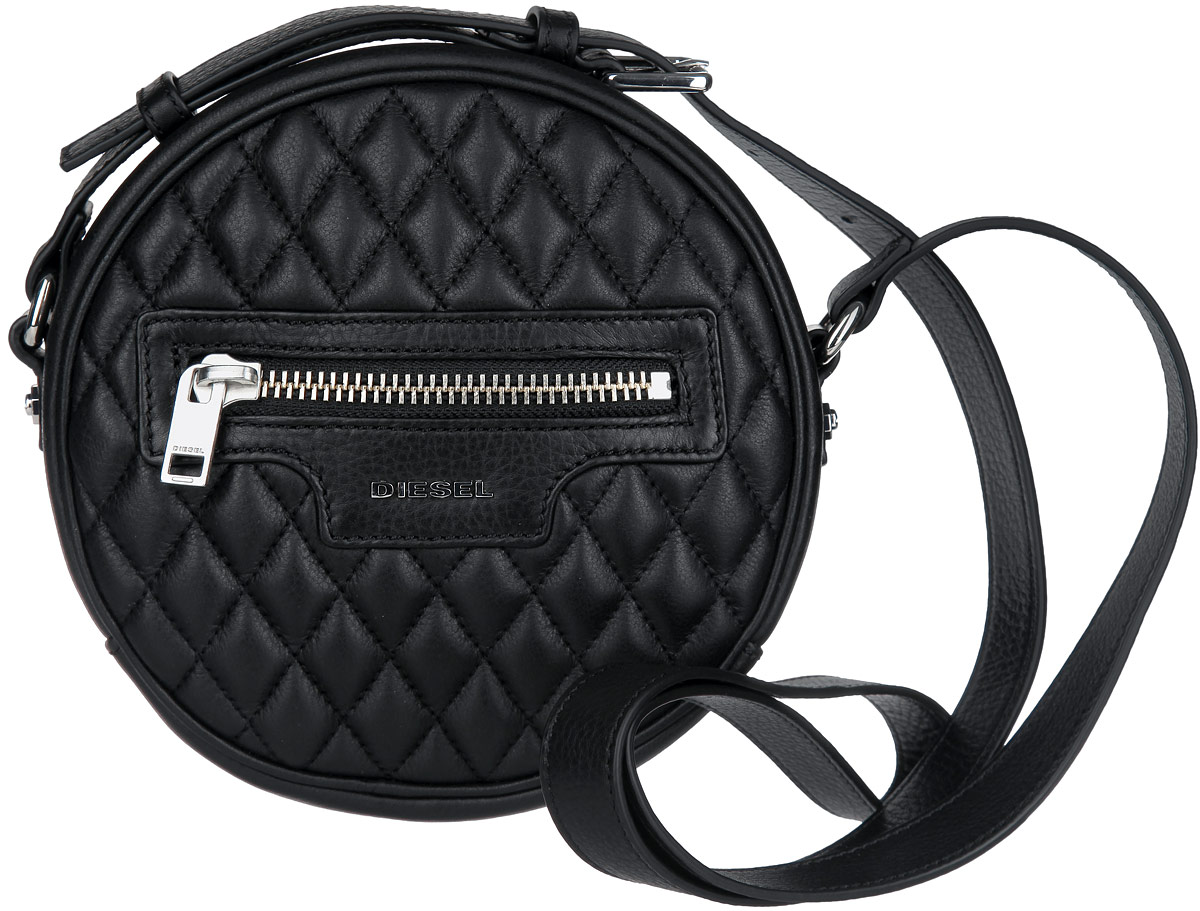 Сумка женская Diesel, цвет: черный. X03516-P0721/T80134106черные Сумка женская Diesel, цвет: черный. X03516-P0721/T80134106черныеЭлегантная сумка Diesel выполнена из натуральной кожи. Изделие декорировано тиснением в виде ромбов и металлической пластиной с гравировкой в виде названия бренда. Сумка закрывается на застежку-молнию с двумя бегунками. На лицевой стороне изделия -один втачной карман на застежке-молнии. Внутри - одно вместительное отделение. Также внутри - один небольшой накладной карман для телефона и разных мелочей.Изделие оснащено удобным плечевым ремнем, который регулируется по длине.В этом сезоне этот модный аксессуар поможет вам быть в тренде!