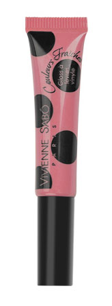 Vivienne Sabo Лаковый блеск для губ Couleurs Fraiches тон 05, 8млУТ000000555 Vivienne Sabo Лаковый блеск для губ Couleurs Fraiches тон 05, 8млУТ000000555Необычайно свежие карамельно-сливочные цвета блеска для губ Couleurs Fraiches – идеальный вариант на все случаи жизни. Формула обогащена компонентами, восстанавливающими упругость губ. Аппетитная капля с ягодным ароматом при помощи тонкой кисточки прекрасно распределяется по поверхности губ и придает им глянцевый виниловый блеск. В составе:•Масло Жожоба – смягчение и увлажнение•Эмоленты – увлажнение