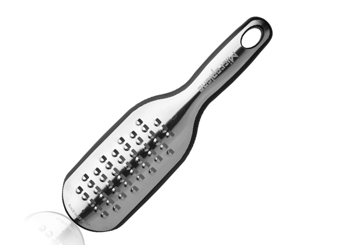Терка мелкая, цвет: черный Microplane94672 Терка мелкая, цвет: черный Microplane94672Терка Microplane Elite идеально подходит для сыров, капусты, картошки, яблок, свеклы, масла, огурцов, моркови. Стружка получается крупной, по форме напоминает соломку. В комплекте имеется мерный контейнер. Можно мыть в посудомоечной машине.Microplane - это легендарные американские терки. Продукцией Microplane пользуются все известные кулинары и повара всего мира, среди них знаменитый шеф-повар Джейми Оливер. Вся продукция Microplaneпроизводится на собственном заводе в США. Microplane используют самую качественную нержавеющую сталь. Благодаря уникальному химическому составу, продукция не окисляется и сохраняет большее количество витаминов и полезных веществ в продуктах. Для производства используются нержавеющие стали 410, 301 и 302 - идеальный материал для терок, поэтому продукция Microplane не тупится годами. Запатентованный процесс фотогравировки позволяет создать сверхострые лезвия для продукции.