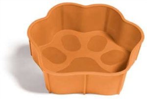 Миска SafeMade Flex Safe, гибкая, цвет: оранжевый, 300 мл3241 Миска SafeMade Flex Safe, гибкая, цвет: оранжевый, 300 мл3241Миска Flex Safe разработана для братьев наших меньших. Миску можно крутить, сворачивать и даже растягивать. Неважно, что Вы будете с ней делать, Flex Safe всегда возвращает свою исходную форму. Эти миска идеально подходит как для путешествий, так и для повседневного использования. Flex Safe изготовлена из материалов, которые легко моются в обычной воде. Более того в этой миске можно выпекать вкусные угощения для вашей собаки, а так же разогревать еду в микроволновой печи.Объем: 300 мл