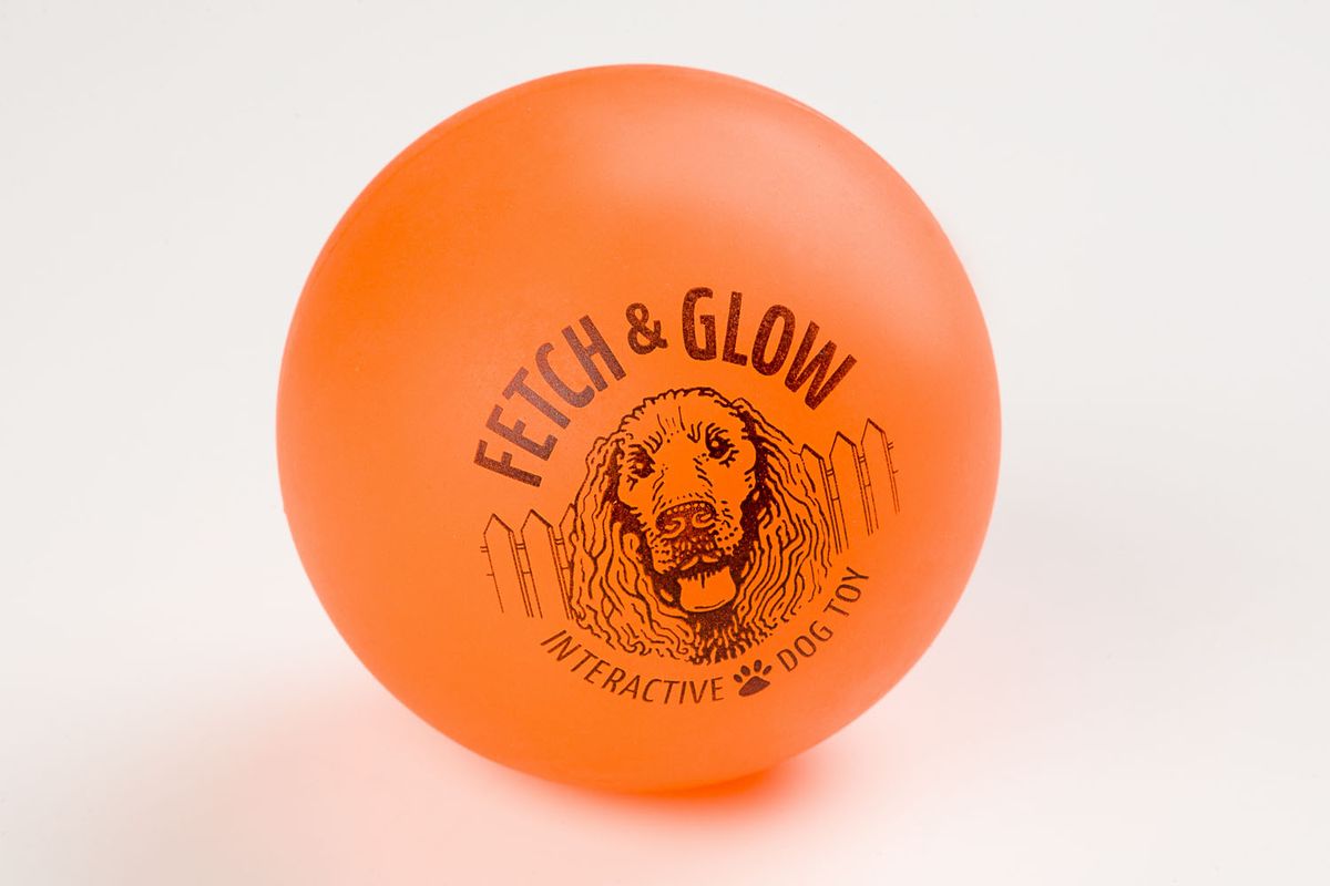 Светящийся мяч Fetch & Glow, оранжевый3326 Светящийся мяч Fetch & Glow, оранжевый3326Вы теряете собачьи игрушки на прогулках в темное время суток? Ваша собака зашла в кусты и вечером ее плохо видно? Теперь есть решение этих проблем! Аксессуары для собак компании American Dog Toys светятся в темноте!