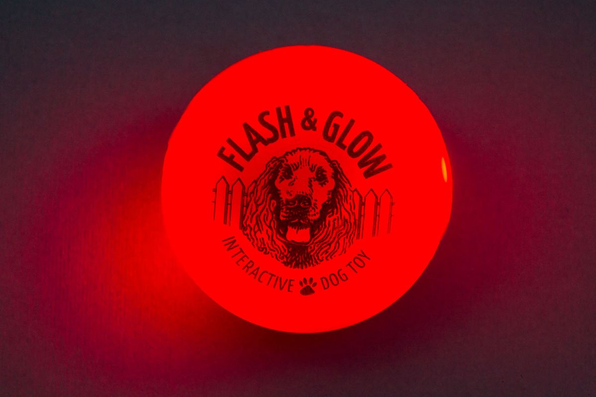 Светящийся мяч Flash & Glow, красный0120710 Светящийся мяч Flash & Glow, красный0120710Вы теряете собачьи игрушки на прогулках в темное время суток? Ваша собака зашла в кусты и вечером ее плохо видно? Теперь есть решение этих проблем! Аксессуары для собак компании American Dog Toys светятся в темноте!