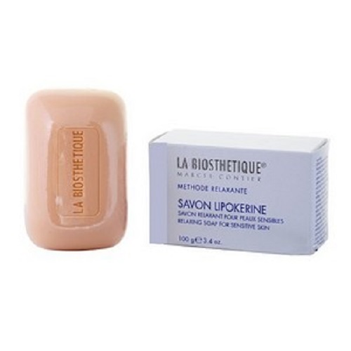 La Biosthetique Специальное нежное очищающее мыло Methode Relaxante, 100 г086-05-35117 La Biosthetique Специальное нежное очищающее мыло Methode Relaxante, 100 г086-05-35117Мыло, разработанное специально для кожи лица, нежно и эффективно очищает чувствительную и раздраженную кожу, при этом обеспечивая исключительно щадящий и мягкий уход, не вызывая сухости и обезвоживания. Оно имеет естественный для кожи уровень pH 7.3 7.6, питает, смягчает и укрепляет ее, благодаря, входящим в состав, натуральным жирным кислотам и аминокислотам, выделенным из Пальмы.