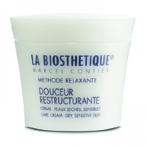 La Biosthetique Регенерирующий крем Methode Relaxante для чувствительной кожи, 50 млC1501114 La Biosthetique Регенерирующий крем Methode Relaxante для чувствительной кожи, 50 млC1501114Крем создан специально для ухода за чувствительной и раздраженной кожей, моментально смягчает ее и снимает зуд, поскольку содержит Пантенол, который восстанавливает ткани, снимает раздражение, успокаивает кожу и укрепляет ее естественный защитный слой, а также, медицинское белое масло, образующее на коже тонкую пленку, не закупоривающую поры, и обеспечивающую дополнительную защиту от агрессивных факторов внешней среды. Базовыми компонентами являются Фитостеролы, повышающие упругость и эластичность кожи, эффективно уплотняющие ее и снимающие воспаление, и Витамин Е- один из самых сильных антиоксидантов, который защищает кожу от свободных радикалов, возникших под воздействием ультрафиолетовых лучей, тем самым помогая предотвратить ее увядание, а также питает, смягчает, снимает микровоспаления и улучшает кровообращение в капиллярах. Средство содержит активные увлажняющие компоненты, заметно улучшает состояние кожи при нейродермите, после чрезмерного пребывания на солнце и воздействия агрессивных погодных явлений, заметно улучшает цвет лица.