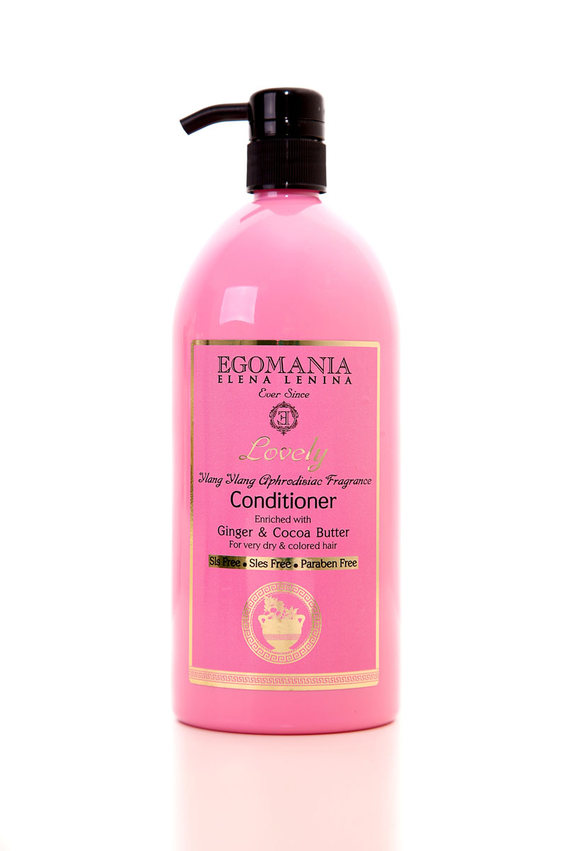 Egomania Professional Collection Кондиционер Lovely с имбирем и маслом какао для пересушенных и окрашенных волос 1000 мл117 Egomania Professional Collection Кондиционер Lovely с имбирем и маслом какао для пересушенных и окрашенных волос 1000 мл117Эксклюзивная Spa коллекция по уходу за волосами от Egomania Professional Collection и Elena Lenina раскрывает женщинам магию соблазнения мужчин. Колдовская сила чарующих и пьянящих ароматов натуральных афродизиаков растительного происхождения в каждой баночке коллекции привлекает внимание всех мужчин, делая женщину объектом желания номер один.Кондиционер с имбирем и маслом какао подходит для химически поврежденных, окрашенных, блондированных, термически подверженных волос. Кондиционер имеет высокую концентрацию масел и экстрактов, которые моментально придают волосам здоровый вид и блеск. Кондиционер убирает эффект «мелкого беса» волос, делая их гладкими и прямыми. Экстракты ромашки и корня имбиря восстанавливают кутикулярный слой волоса. Сок алоэ – нормализует липидно-жировой баланс. Масла сладкого миндаля, семян винограда, календулы, оливы, аргана, жожоба и какао – образуют полимерную пленку и плотно обволакивают структуру волоса, защищая и питая его, придавая интенсивный блеск.