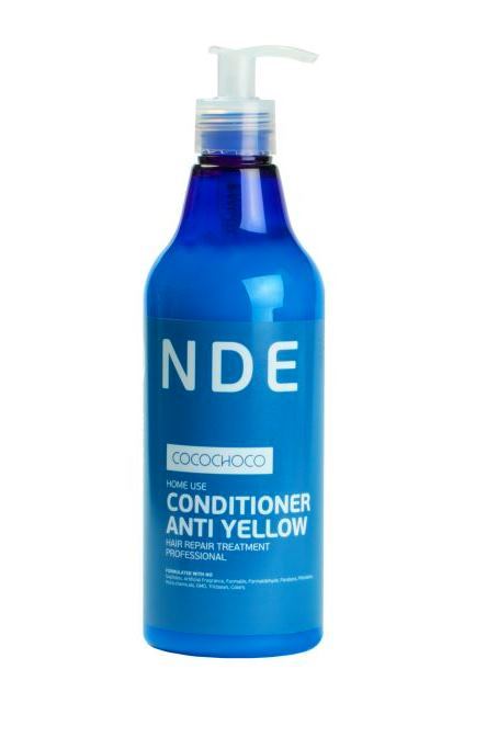 CocoChoco BLOND Кондиционер для осветленных волос 250 млMP59.4D CocoChoco BLOND Кондиционер для осветленных волос 250 млMP59.4DКондиционер Blonde Conditioner Anti Yellow был разработан специально для ежедневного ухода за блондированными волосами. Очень часто после обесцвечивания волосы становятся жесткими, грубыми, теряют блеск и силу, и поэтому нуждаются в особом тщательном уходе. Кондиционер CocoChoco помогает вернуть волосам жизненную силу и продлить эффект от процедуры кератинового восстановления. Он глубоко проникает в структуру волоса, тем самым обеспечивая интенсивное увлажнение, восстановление и заполнение пористых повреждённых участков. После применения кондиционера волосы приобретают здоровый блеск, плотность, шелковистость, легко расчёсываются. Кроме того, можно забыть про неприятный жёлтый оттенок. Кондиционер помогает его нейтрализовать. Кондиционер не содержит красителей, нейтрализация происходит за счет светоотражающих компонентов, поэтому он подходит для ежедневного использования.Не содержит сульфатов, искусственных отдушек, формалина, формальдегида, парабенов, фталатов, нефтехимических продуктов, ГМО, триклозана, красителей.