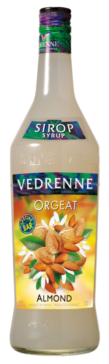 Vedrenne Миндаль сироп, 1 лSVDRCO-070B01 Vedrenne Миндаль сироп, 1 лSVDRCO-070B01Сироп Миндаль - это великолепный сладкий напиток и достойное дополнение к кофе!Сиропы изготавливаются на основе натурального растительного сырья, фруктовых и ягодных соков прямого отжима, цитрусовых настоев, а также с использованием очищенной воды без вредных примесей, что позволяет выдержать все ценные и полезные свойства натуральных фруктово-ягодных плодов и трав. В состав сиропов входит только натуральный сахар, произведенный по традиционной технологии из сахарозы. Благодаря высокому содержанию концентрированного фруктового сока, сиропы Vedrenne обладают изысканным ароматом и натуральным вкусом, являются эффективным подсластителем при незначительной калорийности. Они оптимизируют уровень влажности и процесс кристаллизации десертов, хорошо смешиваются с другими ингредиентами и способствуют улучшению вкусовых качеств напитков и десертов.Сиропы Vedrenne разливаются в стеклянные бутылки с яркими этикетками, на которых изображен фрукт, ягода или другой ингредиент, определяющий вкусовые оттенки того или иного продукта Vedrenne. Емкости с сиропами Vedrenne герметичны, поэтому не позволяют содержимому контактировать с микроорганизмами и другими губительными внешними воздействиями. Кроме того, стеклянные бутылки выглядят оригинально и стильно.В настоящее время компания Vedrenne считается одним из лучших производителей высококлассных сиропов, отличающихся натуральным вкусом, а также насыщенным ароматом и глубокимцветом. Фруктовые сиропы Vedrenne пользуются большой популярностью не только во Франции (где их широко используют как в сегменте HoReCa, так и в домашних условиях), но и экспортируются более чем в 50 стран мира.Цвет: соломенныйАромат: звучит теплыми, пряными нотами лесного орехаВкус: округлый, мягкий, сладкий, с нотами фундука в мёдеРецепт коктейля ЭдельвейсИнгредиенты:30 мл сиропа Vedrenne Миндаль;20 г облепихового варенья;30 г пюре ежевики;1 г перца чили;1 палочка корицы;100 мл воды;3 ежевики;3 гвоздики.Способ приготовления:Размять в бокале 3 ягоды ежевики. Добавить в бокал остальные ингредиенты. Подогреть, не доводя до кипения, пароотводом кофемашины. Украсить ягодкой ежевики.