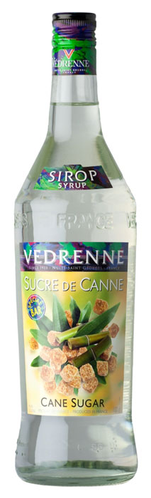 Vedrenne Сахарный Тростник сироп, 1 л0120710 Vedrenne Сахарный Тростник сироп, 1 л0120710Сироп Сахарный тростник широко используется в качестве подсластителя при приготовлении кофе, чая, лимонадов, алкогольных и безалкогольных коктейлей, молочных шейков и горячего шоколада.Сиропы изготавливаются на основе натурального растительного сырья, фруктовых и ягодных соков прямого отжима, цитрусовых настоев, а также с использованием очищенной воды без вредных примесей, что позволяет выдержать все ценные и полезные свойства натуральных фруктово-ягодных плодов и трав. В состав сиропов входит только натуральный сахар, произведенный по традиционной технологии из сахарозы. Благодаря высокому содержанию концентрированного фруктового сока, сиропы Vedrenne обладают изысканным ароматом и натуральным вкусом, являются эффективным подсластителем при незначительной калорийности. Они оптимизируют уровень влажности и процесс кристаллизации десертов, хорошо смешиваются с другими ингредиентами и способствуют улучшению вкусовых качеств напитков и десертов.Сиропы Vedrenne разливаются в стеклянные бутылки с яркими этикетками, на которых изображен фрукт, ягода или другой ингредиент, определяющий вкусовые оттенки того или иного продукта Vedrenne. Емкости с сиропами Vedrenne герметичны, поэтому не позволяют содержимому контактировать с микроорганизмами и другими губительными внешними воздействиями. Кроме того, стеклянные бутылки выглядят оригинально и стильно.В настоящее время компания Vedrenne считается одним из лучших производителей высококлассных сиропов, отличающихся натуральным вкусом, а также насыщенным ароматом и глубоким цветом. Фруктовые сиропы Vedrenne пользуются большой популярностью не только во Франции (где их широко используют как в сегменте HoReCa, так и в домашних условиях), но и экспортируются более чем в 50 стран мира.Цвет: прозрачно-соломенныйАромат: тонкий, нежныйВкус: насыщенный вкус сахарного тростникаРецепт коктейля Карибская ЖемчужинаИнгредиенты:50 мл белого рома;10 мл ликера Crem de cacao white;10 мл сиропа Vedrenne Сахарный тростник;20 мл сока лайма;15 мл сока грейпфрута;Грушевое пюре;Груша.Способ приготовления:Смешать все ингредиенты в шейкере, интенсивно встряхнуть, перелить в бокал, украсить шариком из груши.