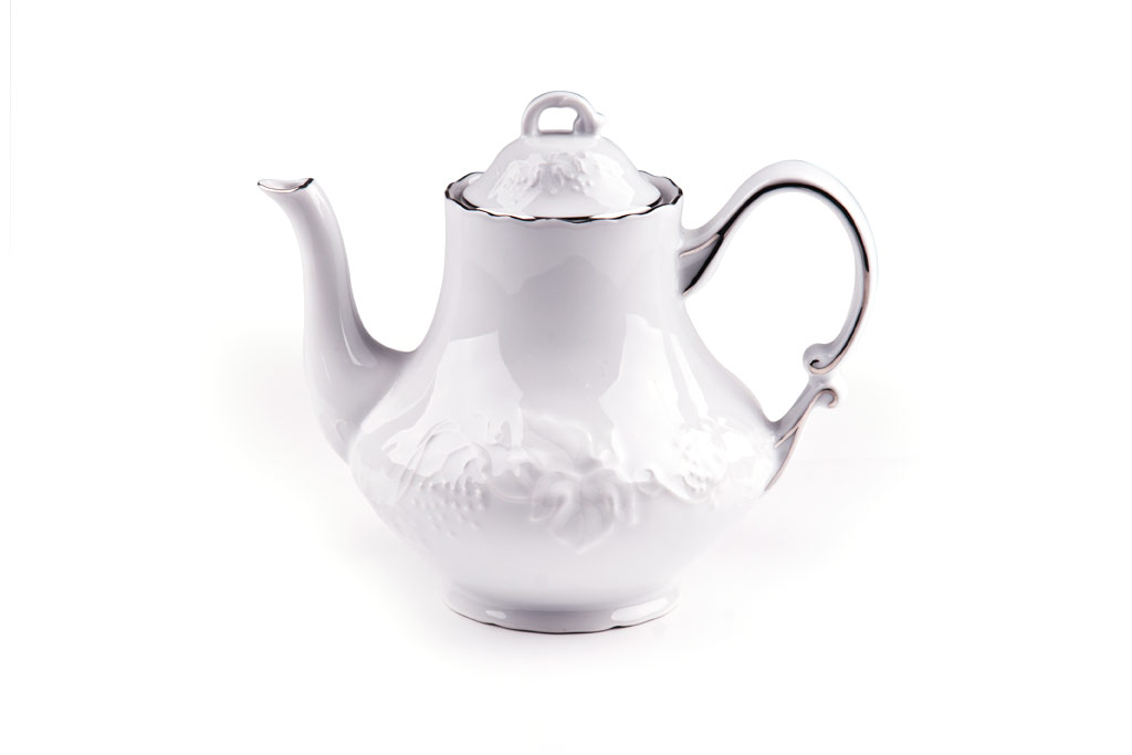 Чайник заварочный La Rose des Sables Vendanges Platine, 1 л94672 Чайник заварочный La Rose des Sables Vendanges Platine, 1 л94672Заварочный чайник La Rose des Sables Vendanges Platine выполнен из высококачественного тунисского фарфора, изготовленного из уникальной белой глины. На всех изделиях La Rose des Sables можно увидеть маркировку Pate de Limoges. Это означает, что сырье для изготовления фарфора добывают во французской провинции Лимож, и качество соответствует высоким европейским стандартам. Все производство расположено в Тунисе. Особые свойства этой глины, открытые еще в 18 веке, позволяют создать удивительно тонкую, легкую и при этом прочную посуду. Благодаря двойному термическому обжигу фарфор обладает высокой ударопрочностью, стойкостью к сколам и трещинам, жаропрочностью и великолепным блеском глазури. Коллекция Vendanges Platine - это изысканная классика, дополненная нежным рельефом в виде гроздей винограда и платиновой эмалью. Эта белая фарфоровая посуда станет настоящим украшением вашего стола. Прекрасный вариант как для праздничной, так и для повседневной сервировки стола. Не рекомендуется использовать в СВЧ печи и мыть в посудомоечной машине.
