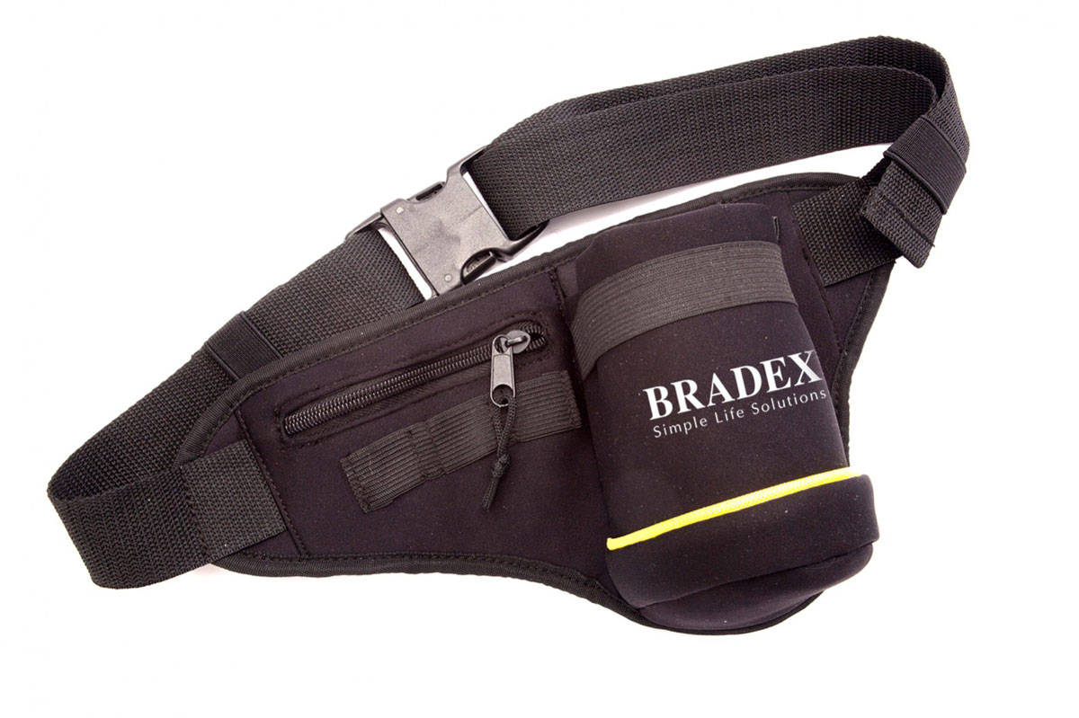 Сумка поясная для бега Bradex, цвет: черный, желтый, белый. SF 0086KSA-10347 Сумка поясная для бега Bradex, цвет: черный, желтый, белый. SF 0086KSA-10347Стильная сумка на пояс Bradex выполнена из неопрена, оформлена символикой бренда.Сумка фиксируется на поясе с помощью застежки-пряжки. Длина поясного ремня регулируется. Сумка поясная для бега Bradex - это прекрасное решение для бегунов, которым необходим удобный способ переноски небольшого количества воды. Сумка оснащена удобным карманом для мелочей, таких как ключи или деньги, а так же специальным креплением для энергетических гелей.Сумка поясная для бега Bradex станет настоящей находкой как для любителей, так и для профессиональных спортсменов.