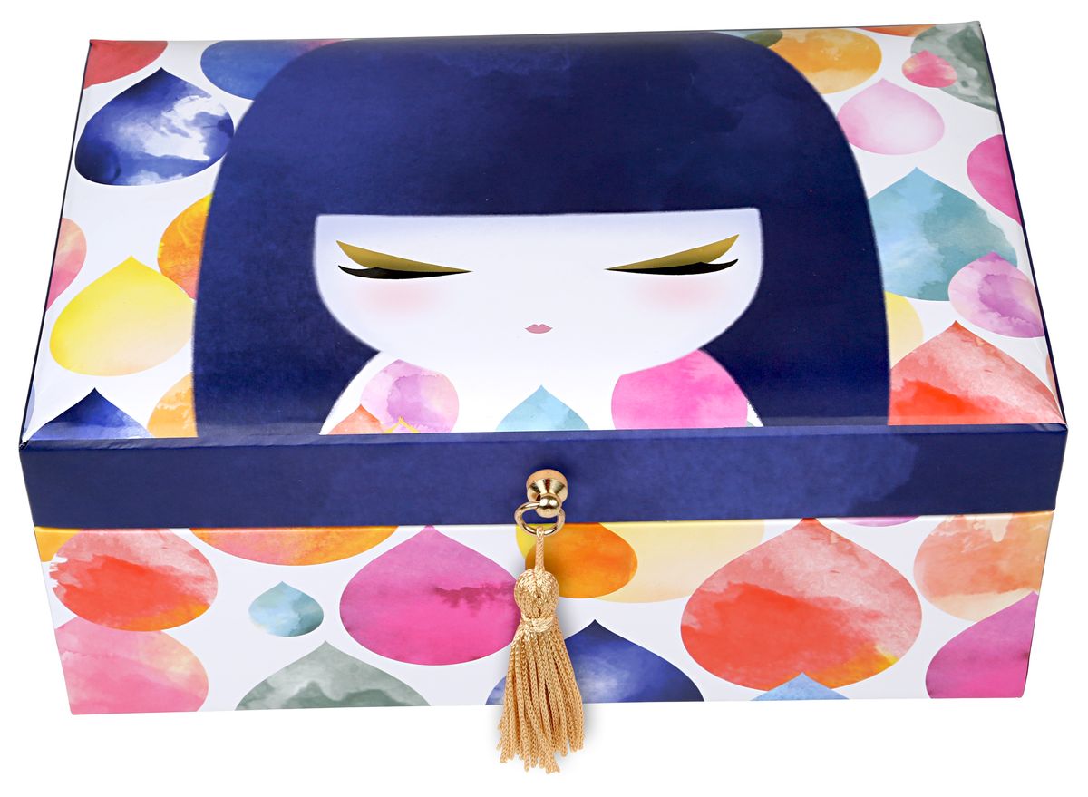 Шкатулка для бижутерии Kimmidoll Михоко (Творчество). KS0909841021 Шкатулка для бижутерии Kimmidoll Михоко (Творчество). KS0909841021Шкатулка для бижутерии Kimmidoll Михоко (Творчество) выполнена из плотного картона. Оригинальная шкатулка декорирована кисточкой. Внутри шкатулки имеется съемное отделение с пятью секциями для хранения любимой бижутерии, под ним расположено потайное вместительное отделение, где может храниться более крупная бижутерия. На внутренней стороне крышки шкатулки есть зеркало прямоугольной формы. Такая шкатулка не только надежно сохранит вашу бижутерию, но и станет изысканным украшением интерьера.Привет, менязовут Михоко! Я талисман творчества. Мой дух вдохновляет и указывает путь. Давая разуму безграничную свободу исследовать и познавать, вы раскрываете бесконечную силу моего духа. Пусть ваша фантазия всегда вдохновляет вас на новые взгляды, новые поступки и отношение к жизни.