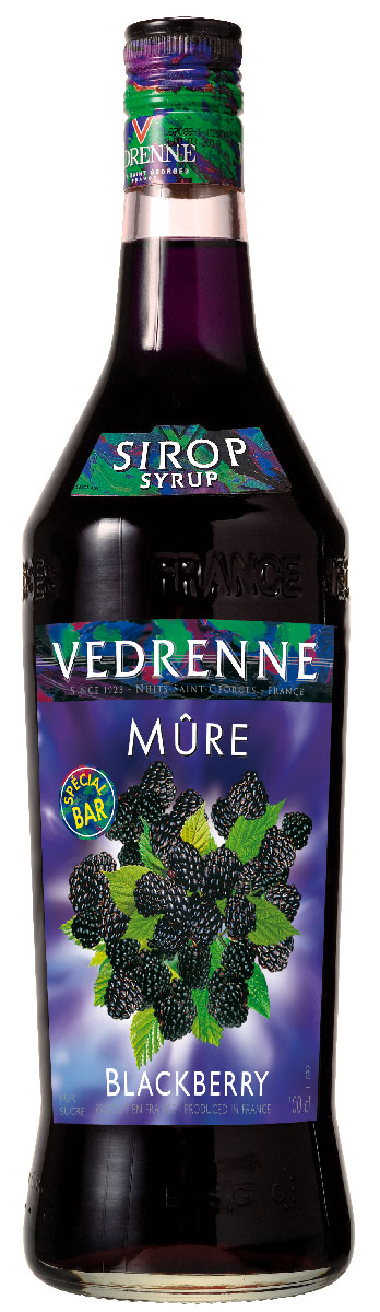 Vedrenne Ежевика сироп, 1 л0120710 Vedrenne Ежевика сироп, 1 л0120710Сироп Ежевика - это вкусное и полезное дополнение к самым разным напиткам и десертам.На данный момент известно более двухсот разновидностей ежевики. Вкусные иполезные ягоды ежевики, из которых потом производители изготовят сироп, всегда можноотличить благодаря ярко-красному или черно-фиолетовому цвету (оттенок зависит от видаягоды).Сироп Ежевика можно добавлять в безалкогольные и алкогольные коктейли,мороженое, кофе, холодный чай, компот, лимонад, десерты. Кроме того, напиток с мягким,обволакивающим, нежным, бархатистым вкусом и изысканным, многогранным ароматом будетпрекрасным дополнением к различным муссам, желе, пуншам, минеральной воде, горячемушоколаду, содовой, какао, глинтвейну, выпечке и кондитерским изделиям.Сиропы изготавливаются на основе натурального растительного сырья, фруктовых и ягодныхсоков прямого отжима, цитрусовых настоев, а также с использованием очищенной воды безвредных примесей, что позволяет выдержать все ценные и полезные свойства натуральныхфруктово-ягодных плодов и трав. В состав сиропов входит только натуральный сахар,произведенный по традиционной технологии из сахарозы. Благодаря высокому содержаниюконцентрированного фруктового сока, сиропы Vedrenne обладают изысканным ароматом инатуральным вкусом, являются эффективным подсластителем при незначительнойкалорийности. Они оптимизируют уровень влажности и процесс кристаллизации десертов,хорошо смешиваются с другими ингредиентами и способствуют улучшению вкусовых качествнапитков и десертов.Сиропы Vedrenne разливаются в стеклянные бутылки с яркими этикетками, на которыхизображен фрукт, ягода или другой ингредиент, определяющий вкусовые оттенки того илииного продукта Vedrenne. Емкости с сиропами Vedrenne герметичны, поэтому не позволяютсодержимому контактировать с микроорганизмами и другими губительными внешнимивоздействиями. Кроме того, стеклянные бутылки выглядят оригинально и стильно.В настоящее время компания Vedrenne считается одним из лучших производителейвысококлассных сиропов, отличающихся натуральным вкусом, а также насыщенным ароматом иглубокимцветом. Фруктовые сиропы Vedrenne пользуются большой популярностью не только воФранции (где их широко используют как в сегменте HoReCa, так и в домашних условиях), но иэкспортируются более чем в 50 стран мира.Цвет: насыщенно-фиолетовыйАромат: изящный, ягодный, с тонами свежей ежевикиВкус: обволакивающий, мягкий, сладкий, с нежными ягодными тонами и легкой кислинкойРецепт коктейля Ежевичный КоблерИнгредиенты:20 мл сиропа Vedrenne Ежевика;150 мл сухого игристого вина;30 мл драмбуи;50 мл вишневого сока;60 г апельсина;15 г ежевики;лёд.Способ приготовления:Наполнить бокал кубиками льда доверху. Налить вишневый сок, ежевичный сироп, драмбуии сухое игристое вино доверху. Аккуратно размешать коктейльной ложкой. Украсить долькамиапельсина и ягодами ежевики.