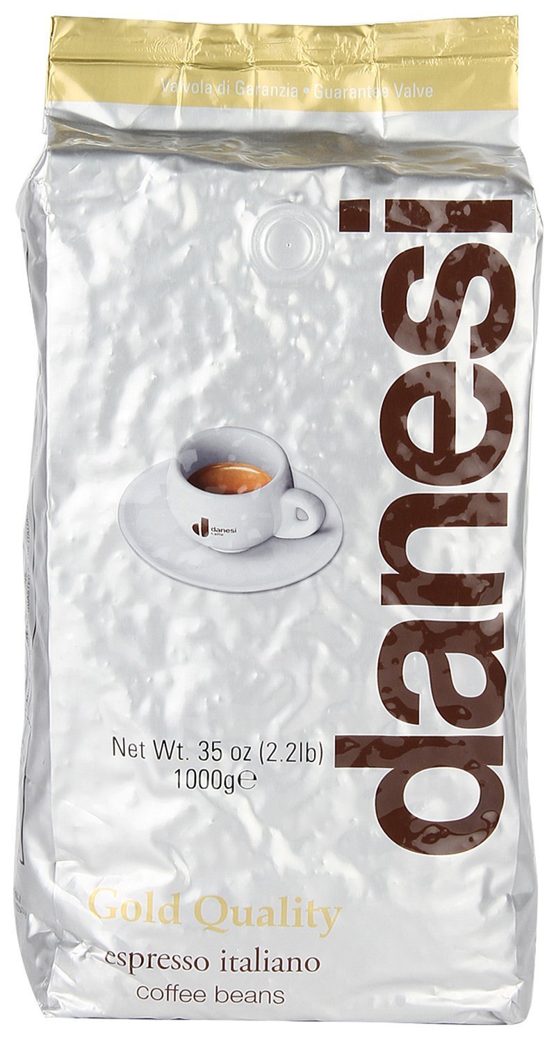 Danesi Gold кофе в зернах, 1 кг101246 Danesi Gold кофе в зернах, 1 кг101246Смесь зерен 100% арабики из Бразилии и Центральной Америки. Мягкий вкус кофе дополняют зерна из Кении, придающие этому сорту неповторимый насыщенный аромат и долгое послевкусие.Данези Голд — это самая популярная кофейная смесь Данези, менее сложная в приготовлении, чем Данези Доппио.Страна: Кения, Бразилия, Колумбия.Кофе Danesi - это элитный итальянский эспрессо, появившийся более ста лет назад. История кофе Danesi началась в Риме в 1905 году, когда итальянец Альфредо Данези открыл свой первый магазин и уютную кофейню «Nencini e Danesi». Альфредо сам составлял эксклюзивные кофейные смеси и варил эспрессо для своих гостей. За годы своего существования этот кофе завоевал огромную популярность не только в Италии, но и далеко за ее пределами, более чем в 60 странах мира.Философия компании очень проста - Ежедневно прилагать массу усилий для достижения и сохранения высокого уровня удовлетворённости клиентов. А воплощается это утверждение путем достижения идеального баланса основных характеристик кофейных смесей Danesi - вкуса, аромата и тела.Кофе Danesi всегда остается верен итальянским кофейным традициям. Секрет его популярности кроется в использовании самого отборного сырья, стабильном качестве, деликатной обжарке кофейных зерен. Сейчас компания Danesi обладает сертификатом качества UNI 9001 Vision 2000, подтверждающим соответствие как самого кофе, так и упаковки европейским стандартам качества.В ассортиментной линейке бренда Danesi присутствуют смеси из 100% арабики высших сортов, купажи арабики и робусты, а также смесь для горячего шоколада и стильная фирменная посуда.