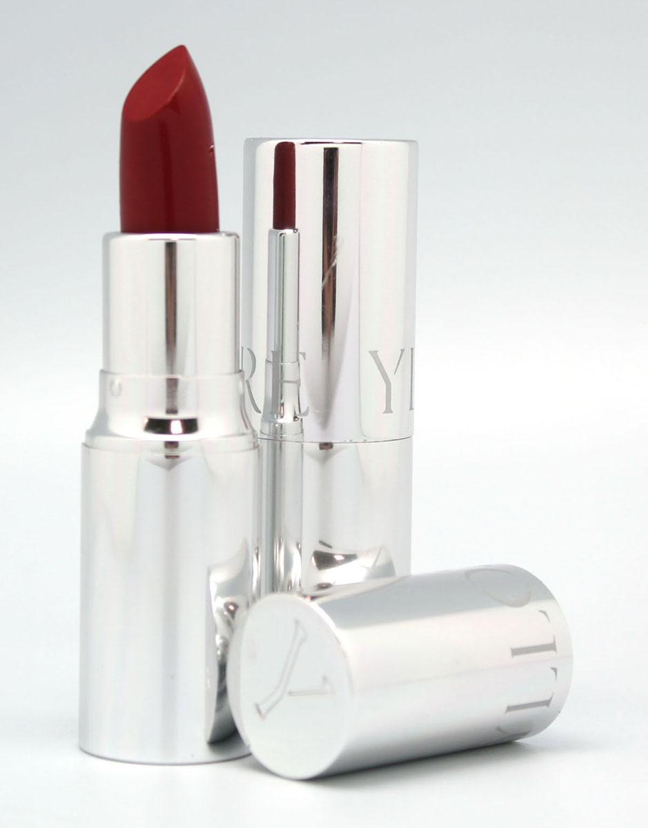 YZ Губная помада ROUGE PUR, тон 25, 4,5 гSatin Hair 7 BR730MN YZ Губная помада ROUGE PUR, тон 25, 4,5 гSatin Hair 7 BR730MNКлассическая помада для губ, сочетающая в себе свойства декоративного, ухаживающего и защитного средства. Сложные, благородные оттенки помад этой серии удовлетворяют требованиям самого изысканного макияжа. Масла и увлажняющие компоненты деликатно ухаживают за нежной кожей губ, защищая ее от сухости. Система новейших скользящих соединений в составе Rouge а Lиvres Rouge Pur обеспечивает идеальное нанесение и полную однородность цветового покрытия. Мягкая, неощутимая на губах помада содержит уникальный комплекс красящих веществ, соединяющихся с естественным пигментом губ и усиливающих со временем их природную яркость.В состав помады входят так же два дополняющих друг друга линейных полимера. Один из них образует при нанесении абсолютно гладкое покрытие, выравнивающее рельеф кожи губ, а другой – создает защитную пленку, обеспечивающую стойкость помады и защищающую губы от обветривания и потери естественной влаги. В результате, яркие и нежные губы не только великолепно выглядят, но и целый день пребывают в условиях защищенности и абсолютного комфорта.