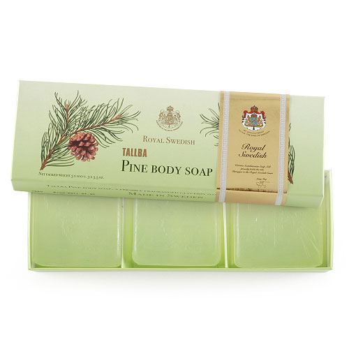 Victoria Soap Tallba Pine Soap Сосновой мыло для тела, 3х100 г1301210 Victoria Soap Tallba Pine Soap Сосновой мыло для тела, 3х100 г1301210Легендарная серия янтарной чистоты глицеринового мыла, вышедшая в далеком 1930 году, идеально подойдет людям, ведущим активный образ жизни. Мыло мгновенно дает густую пену, благодаря высокому содержанию глицерина. Основным компонентом серии является масло хвои, которое эффективно снимает напряжение в мышцах. Аромат окутывает свежими нотами хвои, мяты, мха, мускуса и янтаря.Мыло Талба особенно рекомендуется людям для принятия душа после спортивных тренировок.
