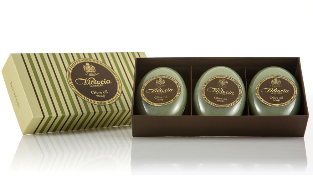 Victoria Soap Victoria Olive Oil Soap Оливковое мыло для тела, 3х100 г72523WD Victoria Soap Victoria Olive Oil Soap Оливковое мыло для тела, 3х100 г72523WDРоскошное королевское мыло с густой бархатной пеной на основе красного пальмового масла и масла плодов оливкового дерева с высоким содержанием липидов дарит чувство комфорта и увлажненности. Благодаря таким компонентам мыло не пересушивает кожу во время мытья, что является залогом красоты и здоровья Вашей кожи.При регулярном использовании нормализует функцию сальных желез, новые воспаления будут появляться реже. После принятия ванны, вы будете наслаждаться мягкой и гладкой кож ей.