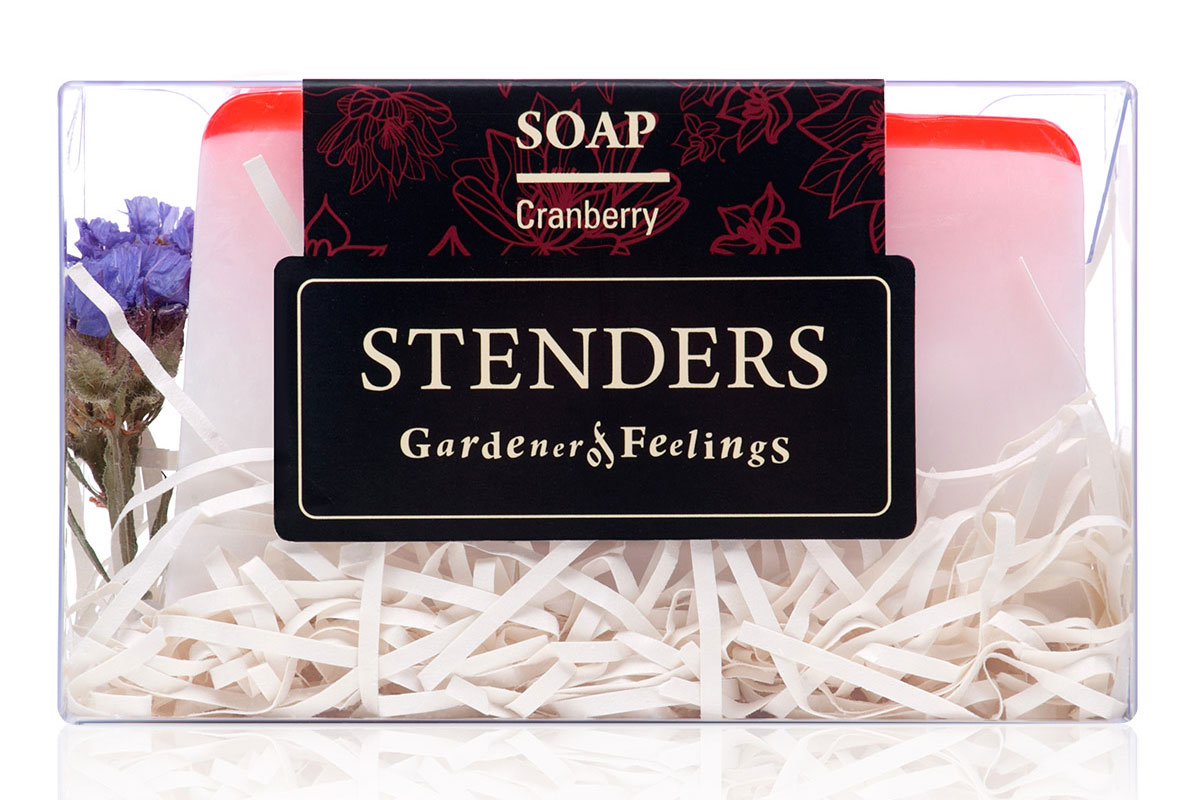 Stenders Мыло в коробке Клюквенное, 115 г26102025 Stenders Мыло в коробке Клюквенное, 115 г26102025Ваше любимое мыло, упакованное в красивую коробку - готовое удивлять и радовать. Это мыло ручной работы бережно очистит вашу кожу. Мы добавили в него богатый антиоксидантами тонизирующий и бодрящий экстракт клюквы. Сдержанный и элегантный дизайн мыла внесёт утончённые ощущения в вашу ванную комнату. А разработанный дизайнерами аромат, дополненный свежими тонами эфирного масла можжевеловых ягод, украсит вашу кожу ароматом севера.Уникальный состав клюквы придает ее экстракту очень ценные свойства: он богат витамином С и антиоксидантами и стимулирует естественные процессы обновления кожи. Вечнозеленый, выносливый и северный можжевельник дает людям множество ценных веществ. Эфирное масло из него получают методом дистилляции пара, и мы знаем – ему присущи бодрящие свойства. Для эфирного масла можжевельника характерен свежий аромат древесины, который дает всеобъемлющее ощущение покоя. Глицерин – это органическое соединение с увлажняющим и смягчающим кожу воздействием. Кроме того, ему присуща способность привлекать влагу из воздуха.