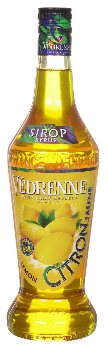 Vedrenne Лимон сироп, 0,7 л0120710 Vedrenne Лимон сироп, 0,7 л0120710Сироп Лимон — это популярное лакомство, которое используют кулинары и баристы со всего мира. Такой продукт прекрасно сочетается со многими напитками, так что его можно добавлять в кофе, холодный чай, газированную воду, компоты, а также применять для приготовления слоистых коктейлей (алкогольных или безалкогольных). Сироп Лимон используется хозяйками и для украшения выпечки — например: тортов, кексов, пирожных и пудингов.Сиропы изготавливаются на основе натурального растительного сырья, фруктовых и ягодных соков прямого отжима, цитрусовых настоев, а также с использованием очищенной воды без вредных примесей, что позволяет выдержать все ценные и полезные свойства натуральных фруктово-ягодных плодов и трав. В состав сиропов входит только натуральный сахар, произведенный по традиционной технологии из сахарозы. Благодаря высокому содержанию концентрированного фруктового сока сиропы Vedrenne обладают изысканным ароматоми натуральным вкусом, являются эффективным подсластителем при незначительной калорийности. Они оптимизируют уровень влажности и процесс кристаллизации десертов, хорошо смешиваются с другими ингредиентами и способствуют улучшению вкусовых качеств напитков и десертов. Сиропы Vedrenne разливаются в стеклянные бутылки с яркими этикетками, на которых изображен фрукт, ягода или другой ингредиент, определяющий вкусовые оттенки того или иного продукта Vedrenne. Емкости с сиропами Vedrenne герметичны и поэтому не позволяют содержимому контактировать с микроорганизмами и другими губительными внешними воздействиями. Кроме того, стеклянные бутылки выглядят оригинально и стильно. В настоящее время компания Vedrenne считается одним из лучшихпроизводителей высококлассных сиропов, отличающихся натуральным вкусом, а также насыщенным ароматом и глубокимцветом. Фруктовые сиропы Vedrenne пользуются большой популярностью не только во Франции (где их широко используют как в сегменте HoReCa, так и в домашних условиях), но и экспортируются более чем в 50 стран мира.Цвет: медово-золотистыйАромат: насыщенный, натуральный, свежий, цитрусовыйВкус: выразительный, яркий, кисло-сладкий вкус с лимонными тонамиРецепт коктейля ПикапИнгредиенты:25 мл сиропа Vedrenne Лимон;20 мл клюквенного сока;200 мл лимонада;лёд.Способ приготовления:Поместить ингредиенты в бокал хайбол, заполненный льдом. Аккуратно перемешать.