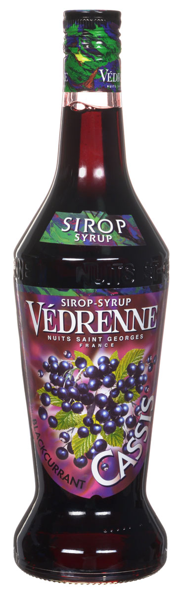 Vedrenne Черная Смородина сироп, 0,7 л0120710 Vedrenne Черная Смородина сироп, 0,7 л0120710Сироп Черная смородина освежит кофе, мороженое, холодный чай, лимонад, компоты и коктейли.Сиропы изготавливаются на основе натурального растительного сырья, фруктовых и ягодных соков прямого отжима, цитрусовых настоев, а также с использованием очищенной воды без вредных примесей, что позволяет выдержать все ценные и полезные свойства натуральных фруктово-ягодных плодов и трав. В состав сиропов входит только натуральный сахар, произведенный по традиционной технологии из сахарозы. Благодаря высокому содержанию концентрированного фруктового сока, сиропы Vedrenne обладают изысканным ароматом и натуральным вкусом, являются эффективным подсластителем при незначительной калорийности. Они оптимизируют уровень влажности и процесс кристаллизации десертов, хорошо смешиваются с другими ингредиентами и способствуют улучшению вкусовых качеств напитков и десертов.Сиропы Vedrenne разливаются в стеклянные бутылки с яркими этикетками, на которых изображен фрукт, ягода или другой ингредиент, определяющий вкусовые оттенки того или иного продукта Vedrenne. Емкости с сиропами Vedrenne герметичны, поэтому не позволяют содержимому контактировать с микроорганизмами и другими губительными внешними воздействиями. Кроме того, стеклянные бутылки выглядят оригинально и стильно.В настоящее время компания Vedrenne считается одним из лучших производителей высококлассных сиропов, отличающихся натуральным вкусом, а также насыщенным ароматом и глубокимцветом. Фруктовые сиропы Vedrenne пользуются большой популярностью не только во Франции (где их широко используют как в сегменте HoReCa, так и в домашних условиях), но и экспортируются более чем в 50 стран мира.Цвет: глубокий черничныйАромат: натуральный, яркий, душистый с тонами свежих ягод смородиныВкус: приятный, гармоничный вкус с характерной кислинкойРецепт коктейля Берри ГрапИнгредиенты:30 мл сиропа Vedrenne Черная Смородина;80 мл сока красного винограда;30 г пюре ежевики;10 мл сока лимона;лёд.Способ приготовления:Поместить в блендер все ингредиенты, смешать до однородной массы, подавать в бокале харрикейн.