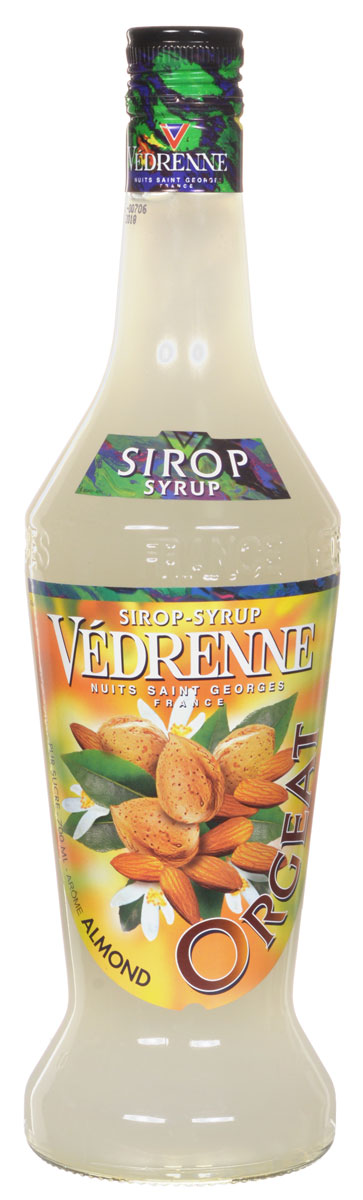 Vedrenne Миндаль сироп, 0,7 л0120710 Vedrenne Миндаль сироп, 0,7 л0120710Сироп Миндаль - это великолепный сладкий напиток и достойное дополнение к кофе!Сиропы изготавливаются на основе натурального растительного сырья, фруктовых и ягодных соков прямого отжима, цитрусовых настоев, а также с использованием очищенной воды без вредных примесей, что позволяет выдержать все ценные и полезные свойства натуральных фруктово-ягодных плодов и трав. В состав сиропов входит только натуральный сахар, произведенный по традиционной технологии из сахарозы. Благодаря высокому содержанию концентрированного фруктового сока, сиропы Vedrenne обладают изысканным ароматом и натуральным вкусом, являются эффективным подсластителем при незначительной калорийности. Они оптимизируют уровень влажности и процесс кристаллизации десертов, хорошо смешиваются с другими ингредиентами и способствуют улучшению вкусовых качеств напитков и десертов.Сиропы Vedrenne разливаются в стеклянные бутылки с яркими этикетками, на которых изображен фрукт, ягода или другой ингредиент, определяющий вкусовые оттенки того или иного продукта Vedrenne. Емкости с сиропами Vedrenne герметичны, поэтому не позволяют содержимому контактировать с микроорганизмами и другими губительными внешними воздействиями. Кроме того, стеклянные бутылки выглядят оригинально и стильно.В настоящее время компания Vedrenne считается одним из лучших производителей высококлассных сиропов, отличающихся натуральным вкусом, а также насыщенным ароматом и глубокимцветом. Фруктовые сиропы Vedrenne пользуются большой популярностью не только во Франции (где их широко используют как в сегменте HoReCa, так и в домашних условиях), но и экспортируются более чем в 50 стран мира.Цвет: соломенныйАромат: звучит теплыми, пряными нотами лесного орехаВкус: округлый, мягкий, сладкий, с нотами фундука в мёдеРецепт коктейля ЭдельвейсИнгредиенты:30 мл сиропа Vedrenne Миндаль;20 г облепихового варенья;30 г пюре ежевики;1 г перца чили;1 палочка корицы;100 мл воды;3 ежевики;3 гвоздики.Способ приготовления:Размять в бокале 3 ягоды ежевики. Добавить в бокал остальные ингредиенты. Подогреть, не доводя до кипения, пароотводом кофемашины. Украсить ягодкой ежевики.
