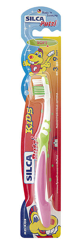 Silca Putzi Зубная щетка мягкая Kids от 3 до 9 лет161 Silca Putzi Зубная щетка мягкая Kids от 3 до 9 лет161SILCA Putzi Kids – зубная щетка оригинального дизайна для детей от 3 до 9 лет. Маленькая головка и мягкая щетина идеально подходит для ежедневного ухода за молочными и первыми постоянными зубами. Удобно изогнутая ручка выполнена из яркого, мягкого пластика. Необычное оформление щетки привлекает внимание детей, превращая щетку в любимую игрушку и делая процесс чистки зубов увлекательным. Укороченная головка щетки с разноуровневой мягкой щетиной и широкой мягкой окантовкой обеспечивает бережный уход за молочными и первыми постоянными зубами.Силовой выступ предназначен для очищения межзубных промежутков и труднодоступных мест.Короткие щетинки основного чистящего поля эффективно удаляют налет с жевательных поверхностей.Удлиненные наклонные внешние щетинки очищают гладкие поверхности, десневой желобок и мягко массируют десны.Абсолютно закругленная щетина не травмирует десны. При производстве щетины используется высококачественное волокно Tynex компании DuPont.Эргономичная трехкомпонентная ручка с упором для большого пальца, нескользящим покрытием и мягким закругленным кончиком.
