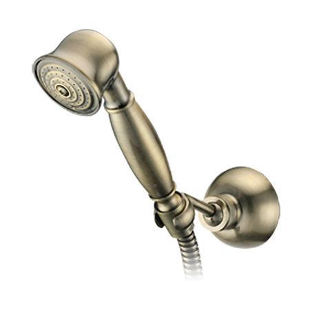 Душевой комплект Gro Welle Muskat. MSK941BL505 Душевой комплект Gro Welle Muskat. MSK941BL505Душевой комплект Gro Welle Muskat воплощает в себе стильную простоту и комфорт в использовании. Комплект состоит из шланга, лейки и крепления, изготовленных из высококачественной латуни. Специальные форсунки очищаются от известкового налета одним движением пальца. Ручной душ имеет 1 режим: обильные душевые струи, напоминающие дождь. Такой режим позволяет принимать душ, омывая все тело, и эффективно промывать волосы от шампуня. Бронзовое покрытие CrystalLight позволяет укомплектовать данным гарнитуром смеситель для ванны или душа с бронзовым напылением. Набор идеально подходит для интерьеров в стиле ретро и кантри.Душевой комплект Gro Welle Muskat удобен и практичен в работе.Размер лейки: 5 см х 5 см х 18 см,Керамический картридж: 35мм, Sedal (Испания), Картридж 2-х позиционный, водосберегающий, EcoSave,Полуавтоматический переключатель душа (мин. 0,3 Бар).