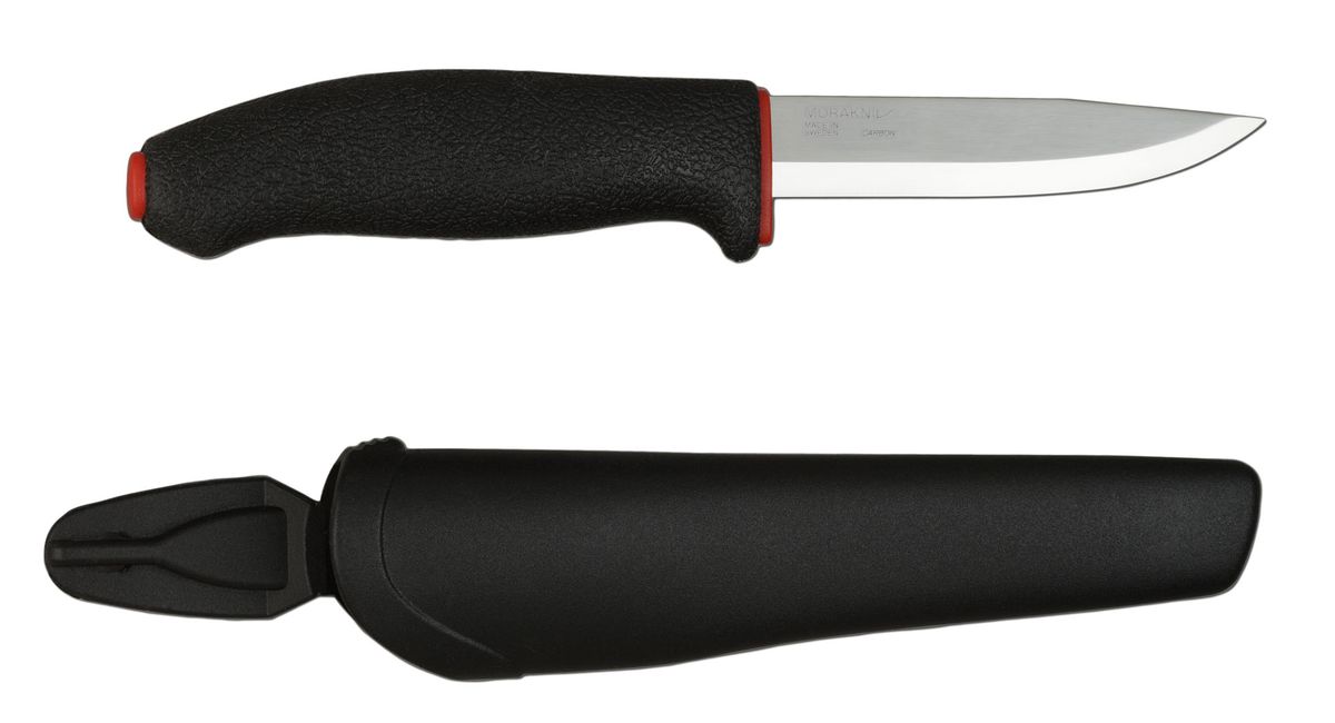 Нож туристический Morakniv Allround 711, цвет: черный, красный, стальной, длина лезвия 10,2 см0.9623.C Нож туристический Morakniv Allround 711, цвет: черный, красный, стальной, длина лезвия 10,2 см0.9623.CMorakniv Allround 711 относится к ножам, которые одинаково найдут применение, как на обычном пикнике, так и в специфических условиях рыбалки, хотя производитель позиционирует нож как строительный. Длина ножа, без функции складывания, составляет 22,5 см при длине лезвия, имеющего прямую заточку, чуть более 10 см. Толщина клинка в обухе составляет 2,5 мм, что позволяет без опаски использовать его даже для рубки небольших веток.Для изготовления лезвия использована углеродистая нержавеющая сталь, обладающая повышенной прочностью и твердостью, что позволяет лезвию долго удерживать остроту. Эргономичная рукоятка сделана из черного эластичного материала, напоминающего резину. В комплекте с ножом идут пластиковые ножны, надежно фиксирующие нож и оснащенные креплением на пояс.Общая длина ножа: 22,5 см.