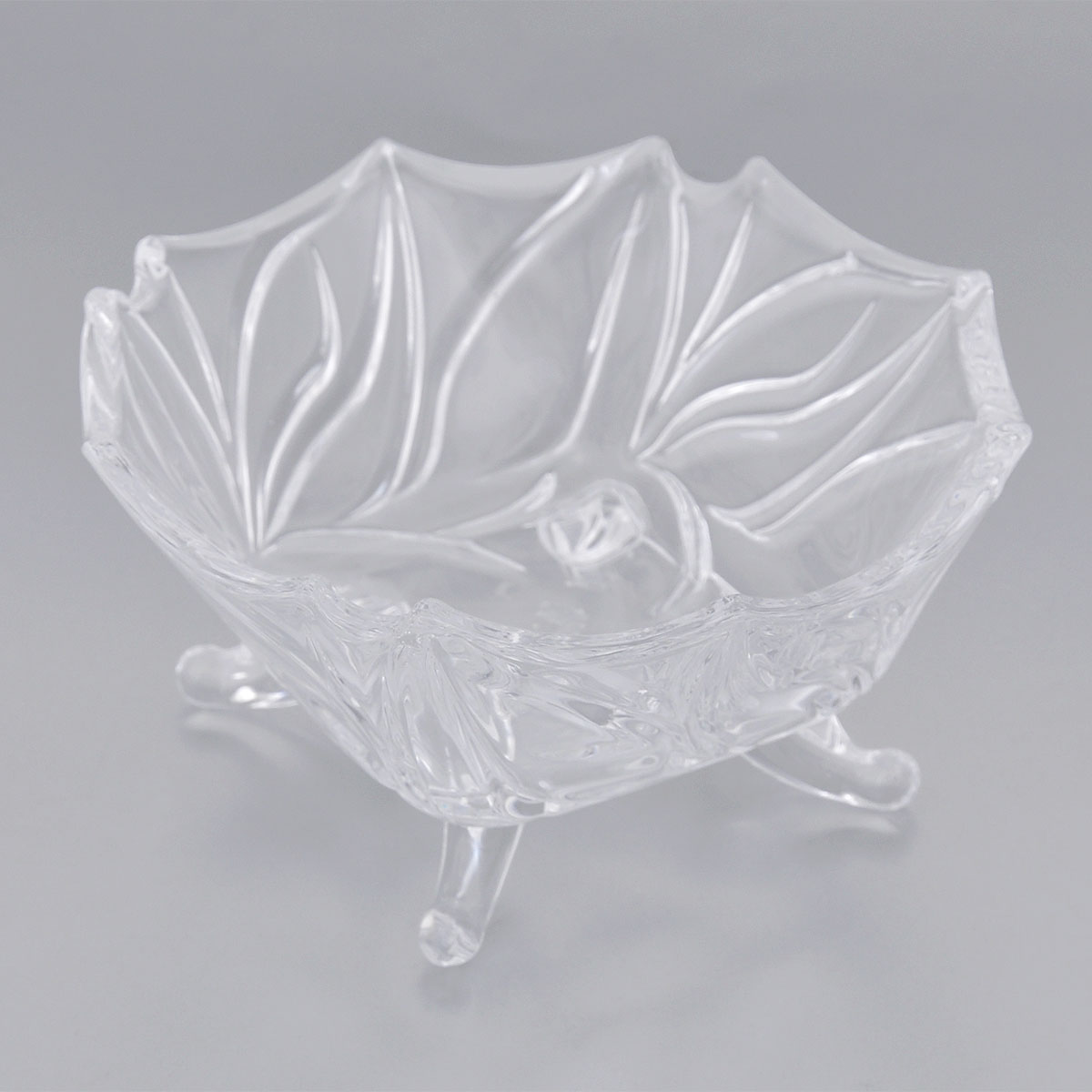 Конфетница Elan Gallery Цветочный узор, диаметр 13 см54 009312 Конфетница Elan Gallery Цветочный узор, диаметр 13 см54 009312Оригинальная конфетница Elan Gallery Цветочный узор, изготовленная из прочного стекла, имеет многогранную рельефную поверхность в виде объемных цветочных узоров. Конфетница оснащена изящными ножками. Изделие предназначено для подачи сладостей (конфет, сахара, меда, изюма, орехов и многого другого). Она придает легкость, воздушность сервировке стола и создаст особую атмосферу праздника. Конфетница Elan Gallery Цветочный узор не только украсит ваш кухонный стол и подчеркнет прекрасный вкус хозяина, но и станет отличным подарком для ваших близких и друзей. Диаметр конфетницы (по верхнему краю): 13 см.Высота конфетницы: 6 см.