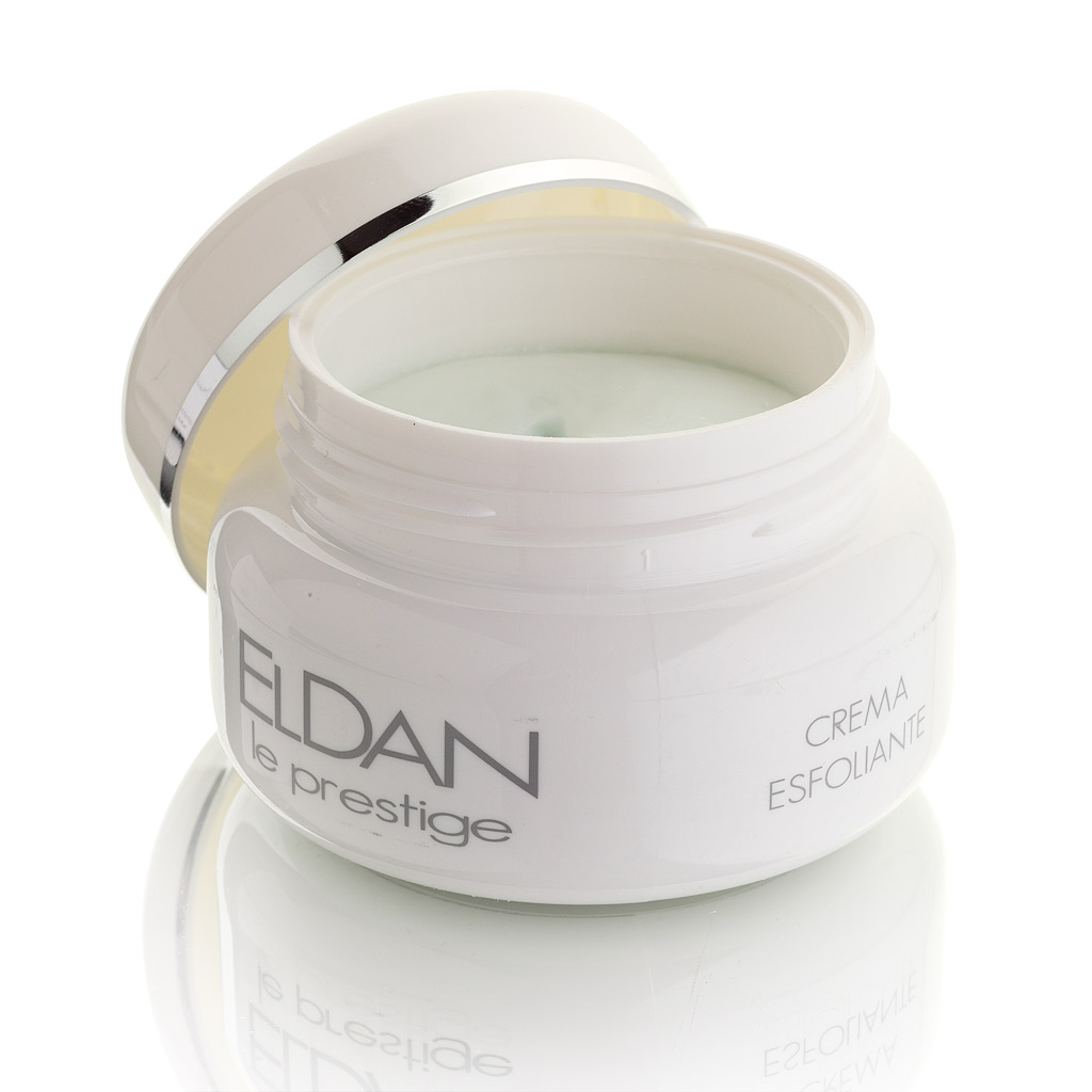 ELDAN cosmetics Керм-скраб для лица Le Prestige, 100 млELD-05 ELDAN cosmetics Керм-скраб для лица Le Prestige, 100 млELD-05крем-эксфолиант мягко отшелушивает с помощью округлых полиэтиленовых гранул, не повреждая и не травмируя кожу. Способствует выравниванию рельефа кожи и улучшает проникновение последующих средств ухода. Усиливает кровообращение, снимает шелушение и покраснение, обладает хорошим заживляющим свойством.
