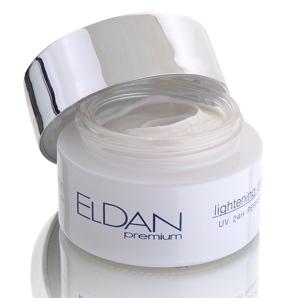 ELDAN cosmetics Отбеливающий крем для лица 24 часа Premium lightning dimention, 50 млELD-52 ELDAN cosmetics Отбеливающий крем для лица 24 часа Premium lightning dimention, 50 млELD-52Крем способствует постепенному и прогрессирующему уменьшению пигментации, выравниванию цвета лица, осветлению веснушек. Формула функционального отбеливающего комплекса на основе аскорбилфосфат магния и экстракта листьев толокнянки специально создана для блокировки фермента тирозиназы, отвечающего за выработку меланина, способствует эффективному отбеливанию и выравниванию цвета кожи. Ресвератрол, витамины Е и РР запускают обменные процессы, защищая клетки от окисления и воздействия свободных радикалов, уменьшая дегенеративные процессы при фотостарении. Входящий в состав крема диоксид титана защищает кожу от воздействия УФ лучей (SPF 25). Регулярное использоавние средства гарантирует заметный отбеливающий эффект и предотвращает признаки фотостарения.