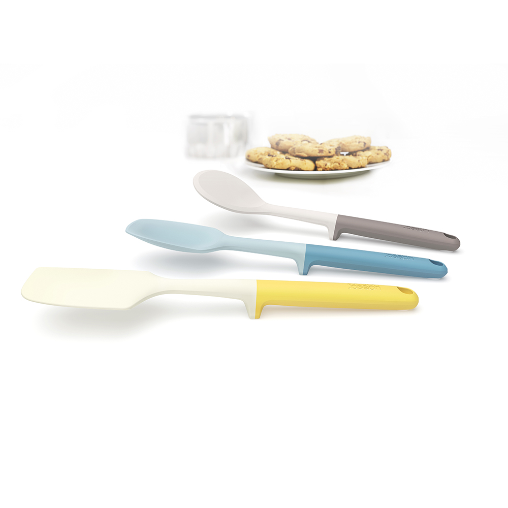 Набор для выпечки Joseph Joseph Elevate Baking Set. 1013194672 Набор для выпечки Joseph Joseph Elevate Baking Set. 1013194672Набор для выпечки Joseph Joseph Elevate Baking Set помогает сохранить чистоту во время приготовления пищи. В ручку каждого инструмента встроен утяжелитель и держатель. Таким образом, грязная часть всегда остается на весу, и вы никогда не испачкаете поверхность стола. Кроме того, эти инструменты стильные, приятных цветов и изготовлены из прочного современного материала, не повреждающего деликатные поверхности посуды.В наборе 3 инструмента: лопатка для жидкого теста, ложка для крутого теста и лопатка для печений - с её помощью удобно снимать их с противня.Все инструменты можно мыть в посудомоечной машине.