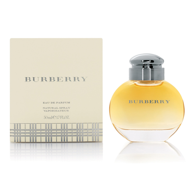 Burberry Woman Парфюмированная вода, 50 мл1301210 Burberry Woman Парфюмированная вода, 50 мл1301210Ослепительный поток роскоши, сладость прикосновения и вспышка неповторимой чувственности открываются с первыми нотами этого восхитительного аромата, который окутывает свою обладательницу трепещущим и бархатистым шлейфом. Аромат для ярких, искренних, внутренне свободных женщин, отвергающих все ложное, искусственное, напускное. Такой теплый, роскошный и чувственный, этот неповторимый парфюм, словно создан для того, чтобы согревать свою обладательницу в зимнюю стужу. Капелька любимых духов - и даже вьюга за окном теперь не кажется такой суровой. Очень притягательный аромат, обволакивающий и чарующий, с ним так же уютно, как в объятьях любимого человека.Классификация аромата:Цветочные, фруктовые, ориентальные, свежие. Кедр, сандал, ваниль, мускус, бергамот, жасмин, мох, амбра, яблоко, персик, смородина черная, бархатцы, абрикос, календула.Форма выпуска: флакон.Самый популярный вид парфюмерной продукции на сегодняшний день - парфюмированнаявода. Это объясняется оптимальным балансом цены и качества - с одной стороны, достаточно высокая концентрация экстракта (10-20% при 90% спирте), с другой - более доступная, по сравнению с духами, цена. У многих фирм парфюмированная вода - самый высокий по концентрации экстракта вид товара, т.к. далеко не все производители считают нужным (или возможным) выпускать свои ароматы в виде духов. Как правило, парфюмированнаявода всегда в спрее-пульверизаторе, что удобно для использования и транспортировки. Так что если духи по какой-либо причине приобрести нельзя, парфюмированная вода, безусловно, - самая лучшая им замена. Товар сертифицирован.