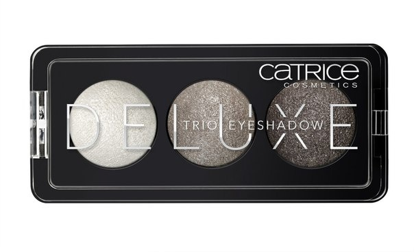 CATRICE Тени для век Deluxe Trio Eyeshadow 020 Meet The Gemstones серые тона, 2,2гр54374 CATRICE Тени для век Deluxe Trio Eyeshadow 020 Meet The Gemstones серые тона, 2,2гр54374Премиум-трио. Три идеально подобранных тона в каждой палетке теней обладают интенсивным цветом и потрясающей стойкостью. Новые запеченные тени CATRICE Deluxe Trio Eyeshadow предлагают впечатляющую палитру оттенков и роскошный шиммерный финиш. Представленные в светло-коричневых, серых и баклажановых тонах, они помогут создать эффектный макияж глаз с мягкими цветовыми переходами.